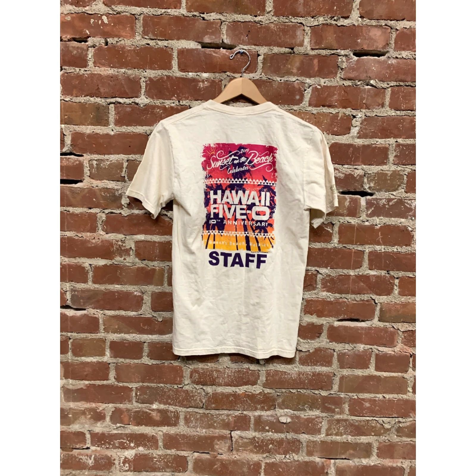 Vintage NWT Crazy Shirts Shirt Mens Small T-Shirt Crew Neck Short Sleeve Cotton Beige Five-O Hawaii Anniversary Size US S / EU 44-46 / 1 - 3 Thumbnail