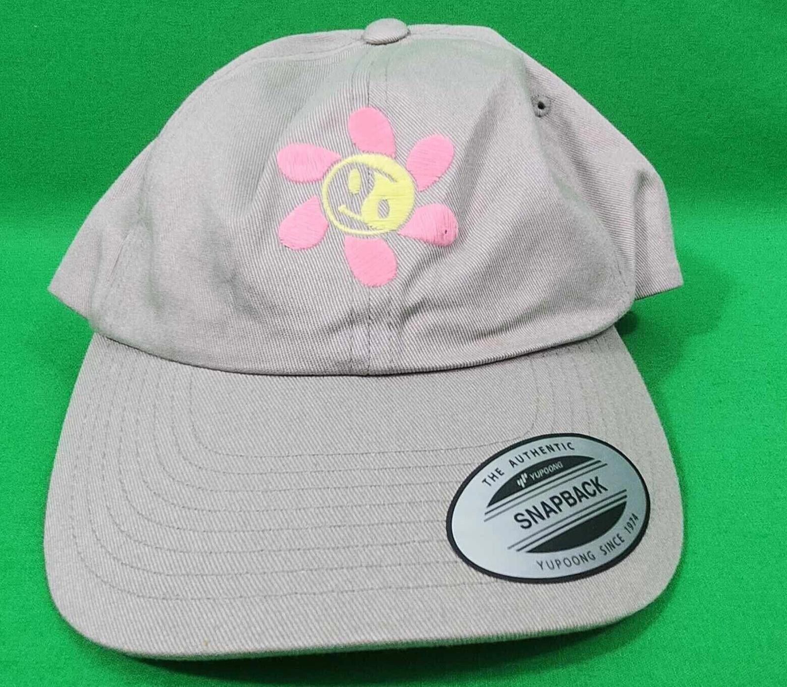 The Unbranded Brand Vintage Snapback Cap with Flower and Smiley Design Size ONE SIZE - 1 Thumbnail