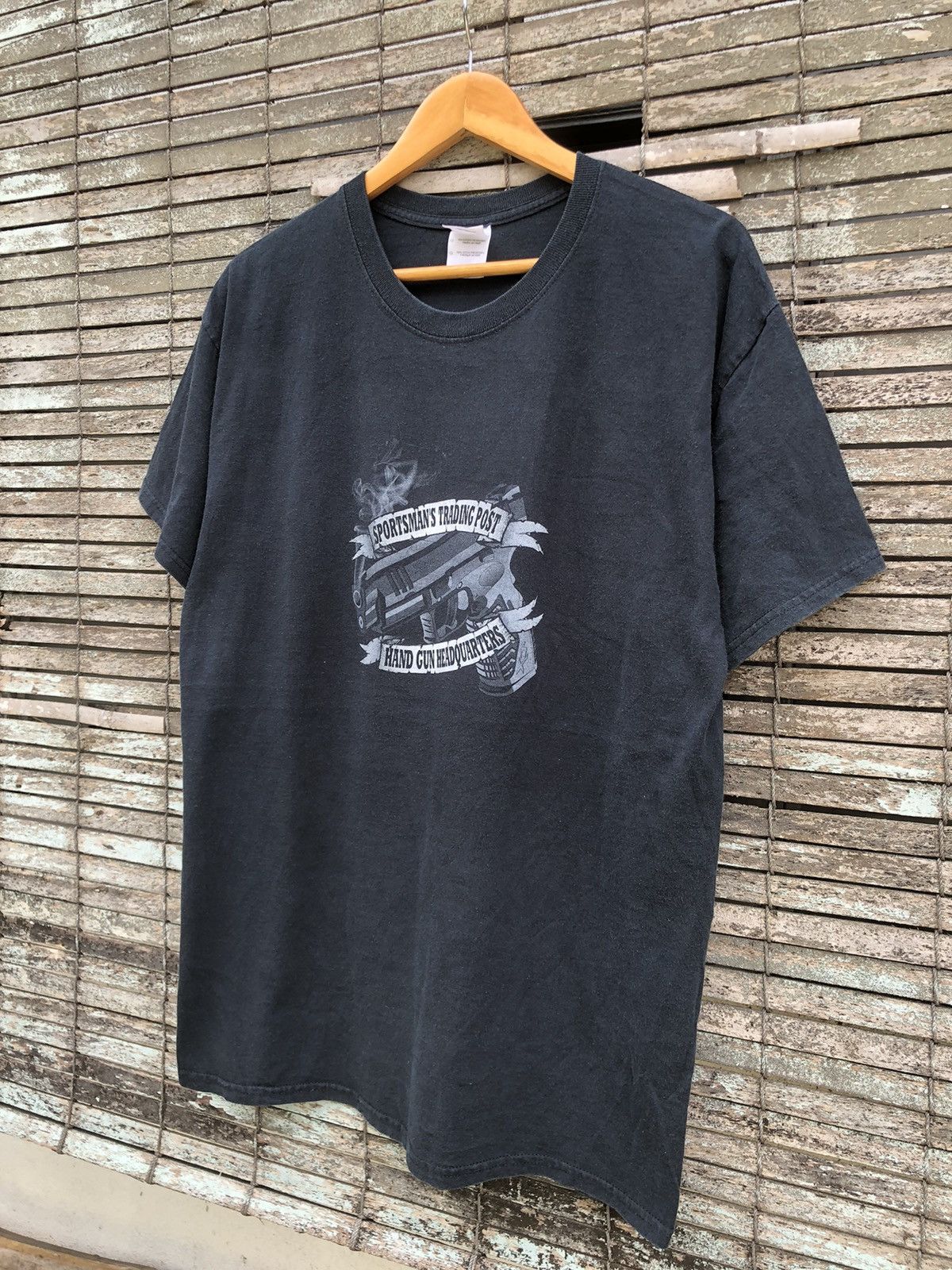 Vintage Vintage Y2K Sportmans Trading Post Hand Gun Backhit Tshirt Size US L / EU 52-54 / 3 - 11 Thumbnail