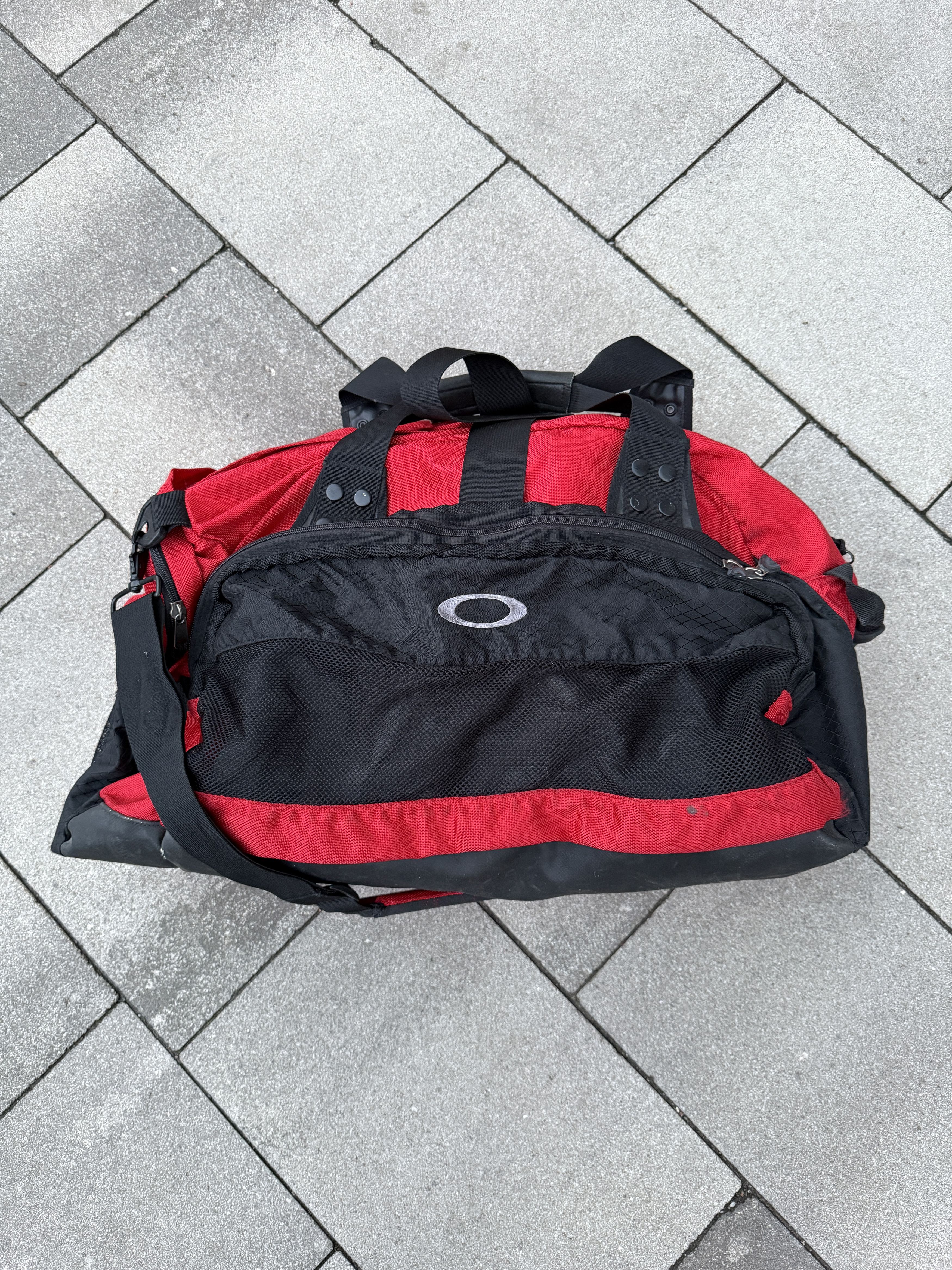 Oakley × Vintage Vintage Y2K Oakley Icon 2.0 Duffle Bag Size ONE SIZE - 1 Thumbnail