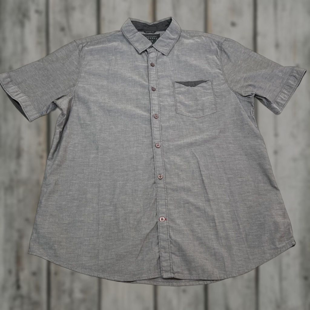 Guess VINTAGE Guess Men’s XL Gray Button-Up Short Sleeve Shirt 90s, Travel, Casual Mens Regular Classic Button Up Shirt Size US XL / EU 56 / 4 - 1 Thumbnail