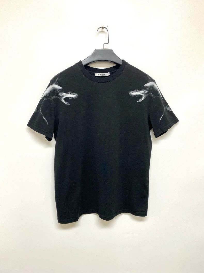 Givenchy Classic Shark Print Short Sleeve T-Shirt Black L