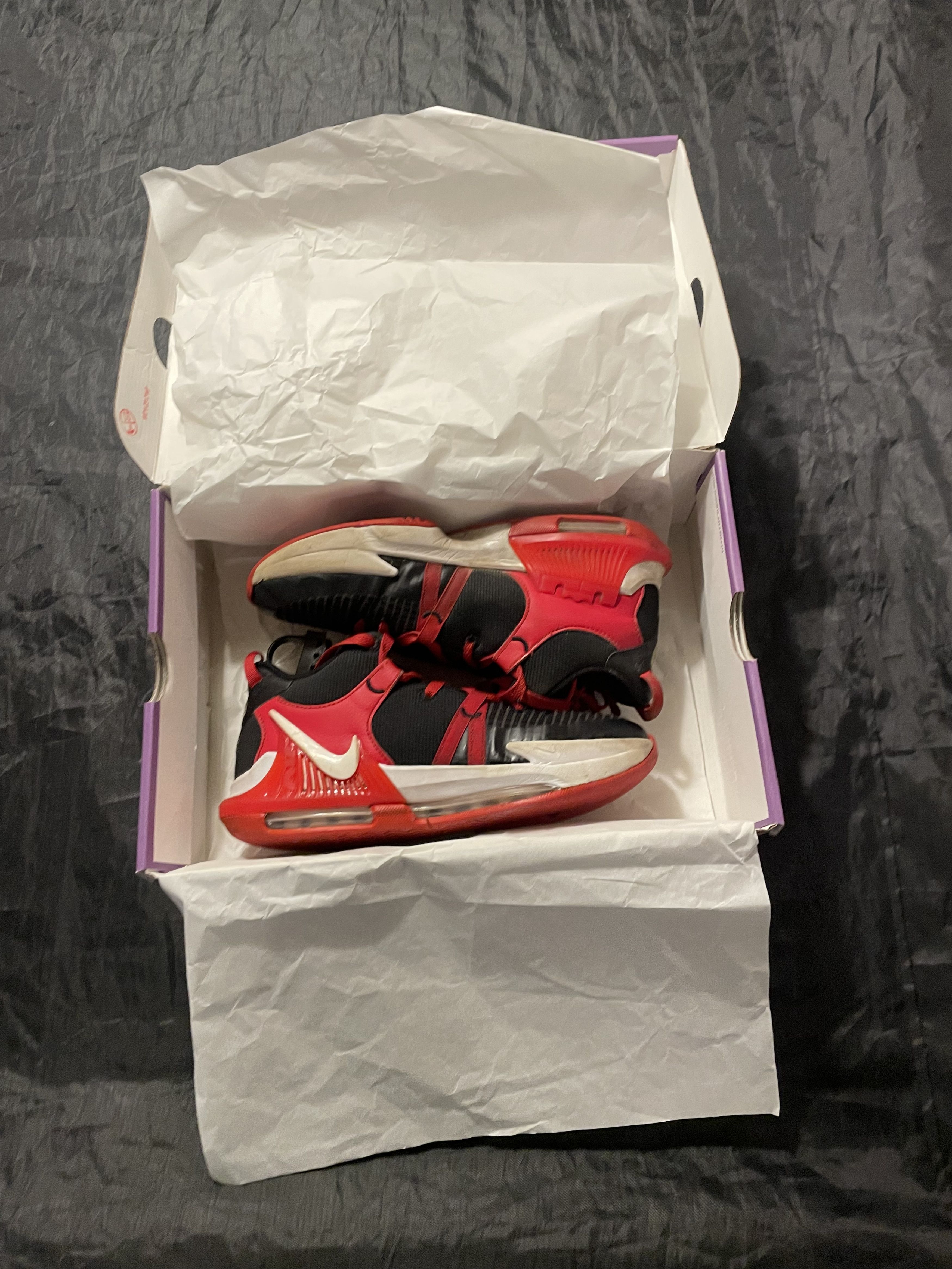 Nike LeBron Witness 7 Breds (6.5 Gradeschool) Size US 6.5 / EU 39-40 - 2 Thumbnail