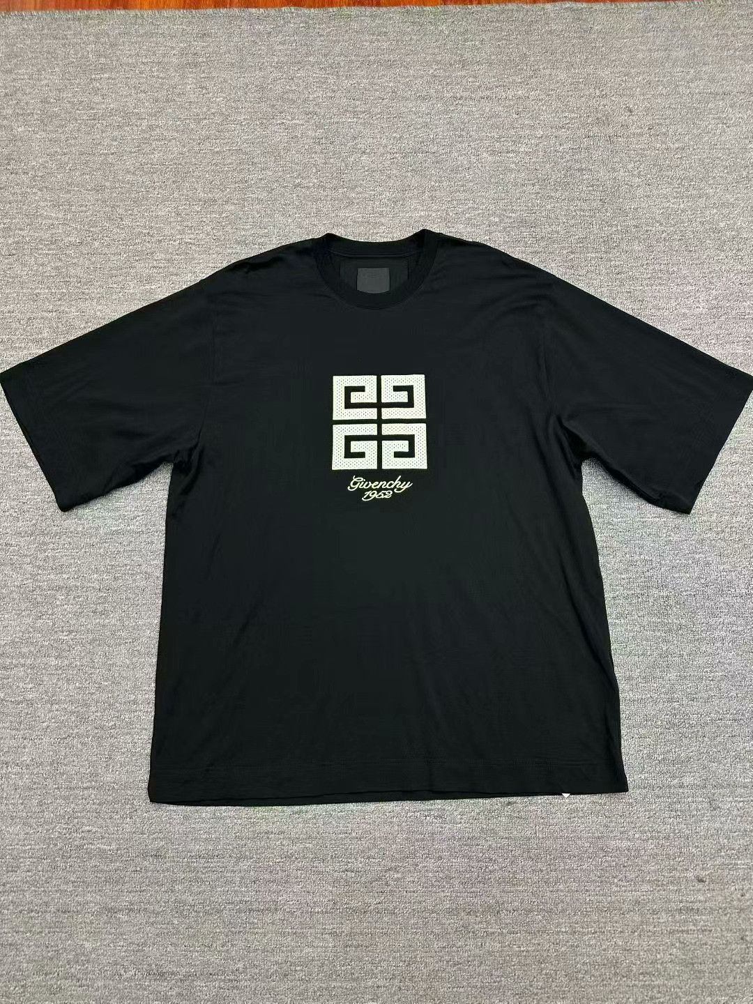 Givenchy Givenchy Embroidered T-Shirt XL Men Size US XL / EU 56 / 4 - 1 Thumbnail