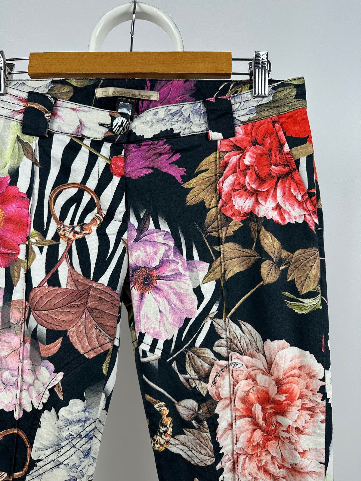 Roberto Cavalli Vintage Roberto Cavalli Class Floral Carpi Cropped Pants Size 32" / US 10 / IT 46 - 4 Thumbnail