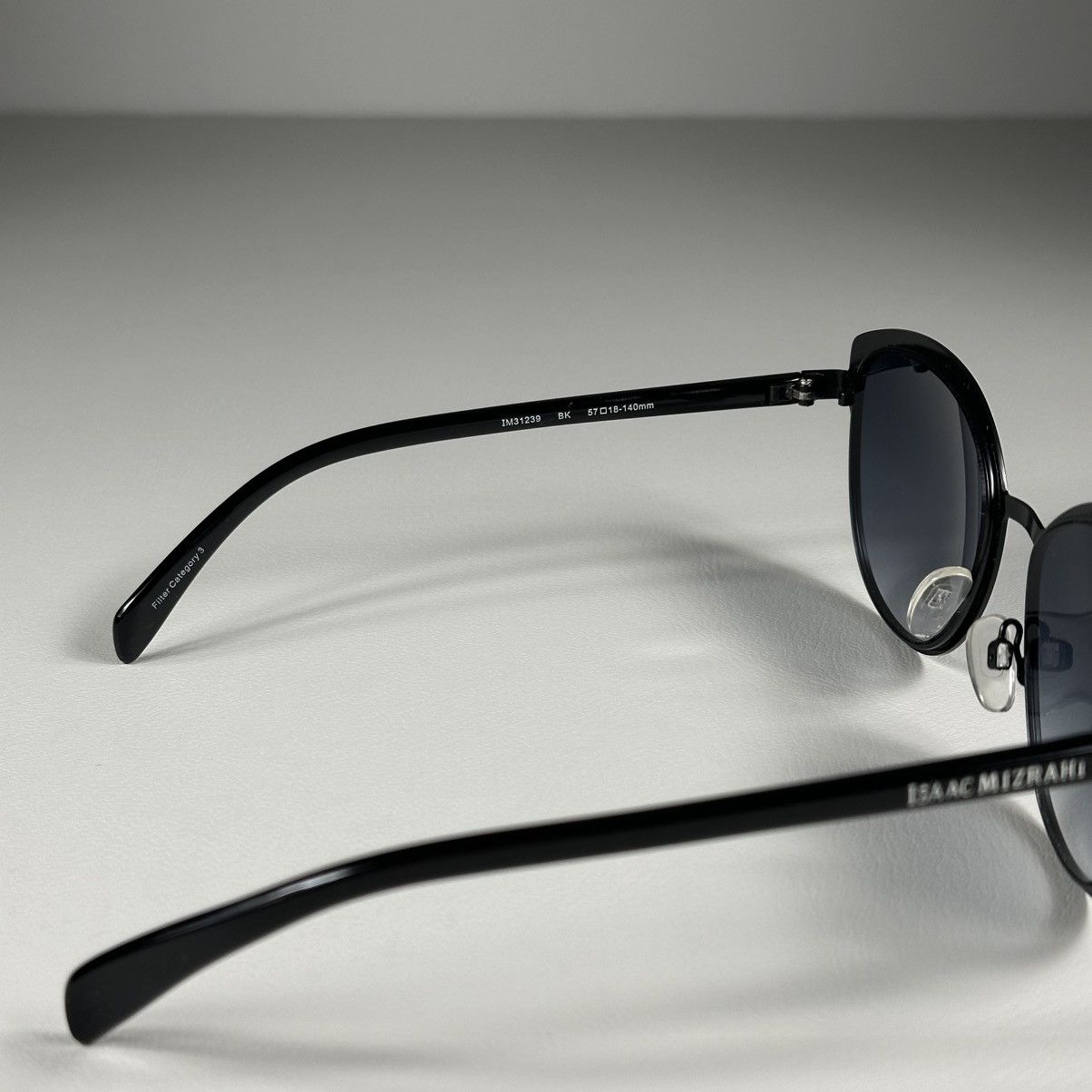 Isaac Mizrahi Isaac Mizrahi IM31239 Cat Eye Black Sunglasses Size ONE SIZE - 3 Thumbnail
