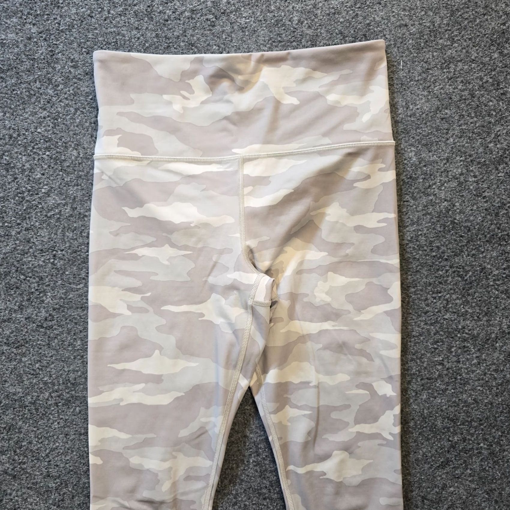 Athleta Athleta Pants Womens Small Gray Camo Elation 7/8 Cropped Stretch Athletic Size 28" / US 6 / IT 42 - 2 Thumbnail
