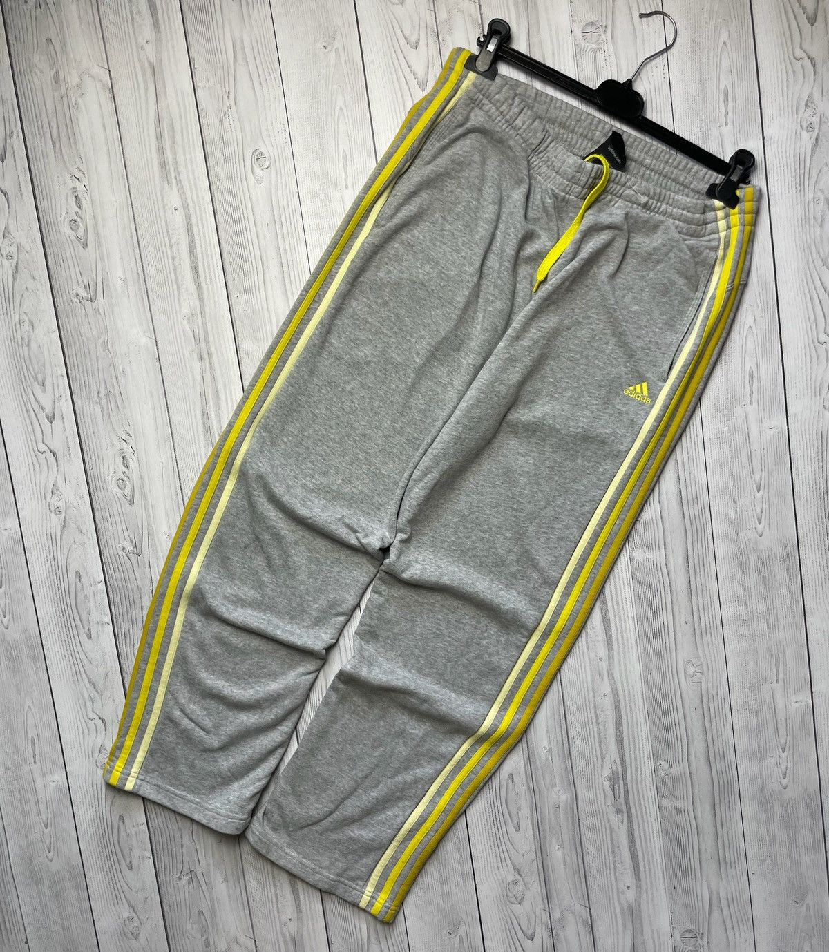 Vintage Vintage adidas essentials performance tracksuit size L Size US L / EU 52-54 / 3 - 3 Thumbnail