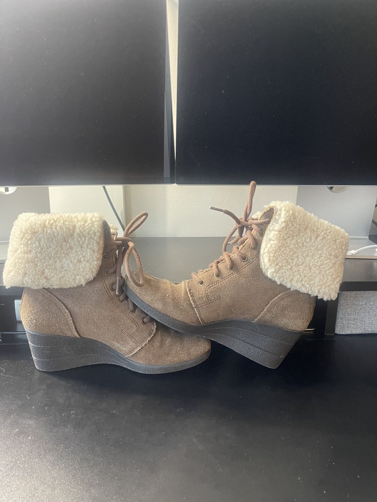 Ugg UGG Zea Waterproof Brown Leather Shearling Wedge Heel Size US 7 / IT 37 - 2 Thumbnail