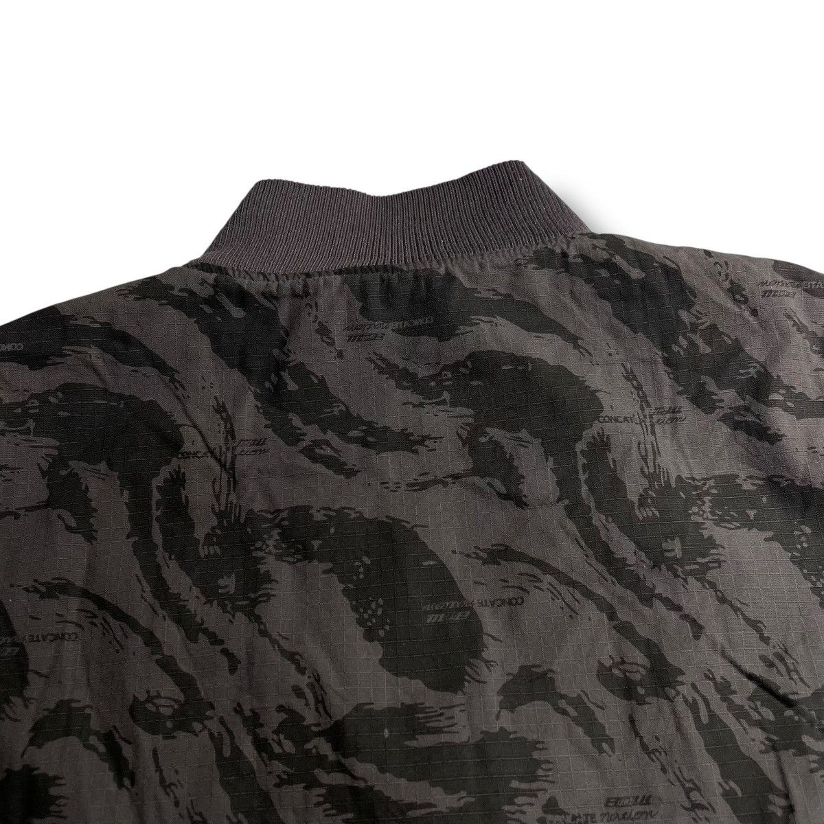 Japanese Brand VINTAGE BODY WAVE ABSTRACT DESIGN BOMBER JACKET Size US M / EU 48-50 / 2 - 6 Thumbnail
