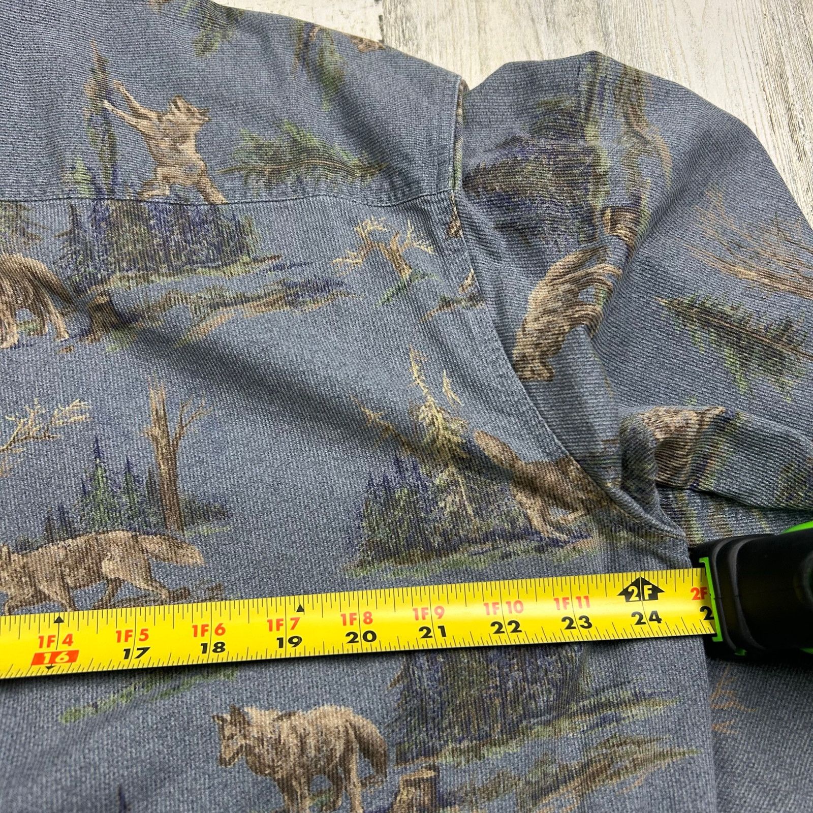 Woolrich Woolen Mills Vintage 1990s Woolrich Wolf in Forest Button-Down Shirt Size US L / EU 52-54 / 3 - 8 Thumbnail