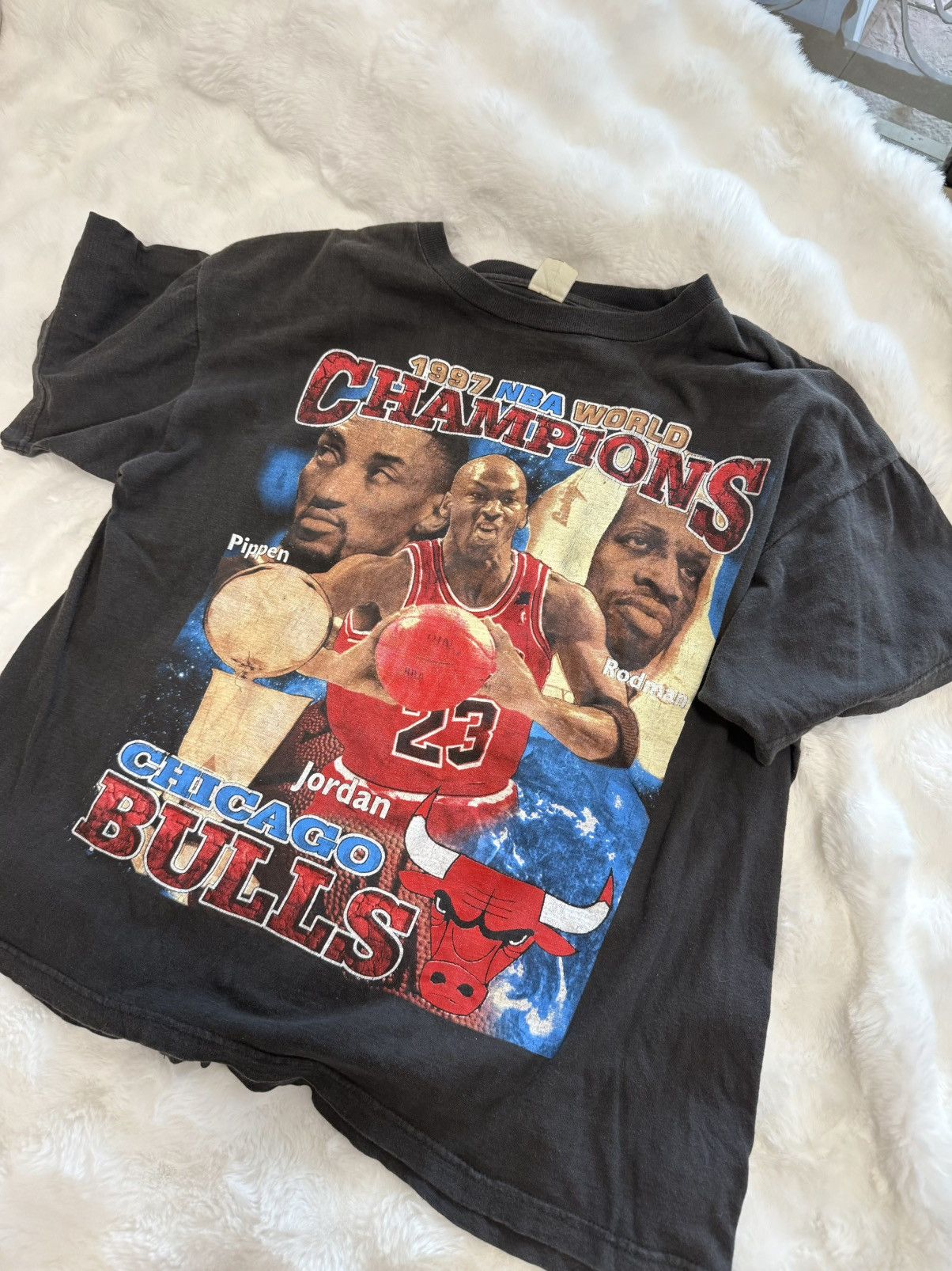 Vintage Vintage 1997 NBA World Champions Chicago Bulls Rap Tee Size US XL / EU 56 / 4 - 14 Thumbnail