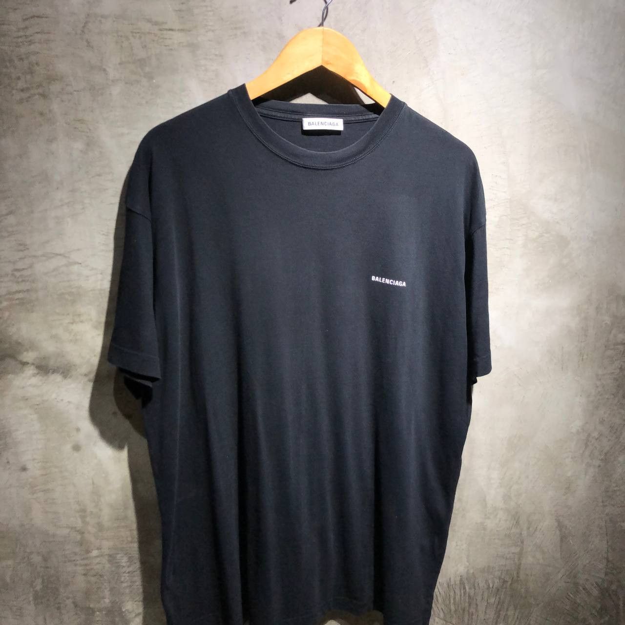 Balenciaga Balenciaga spell out small logo tee Size US L / EU 52-54 / 3 - 2 Thumbnail