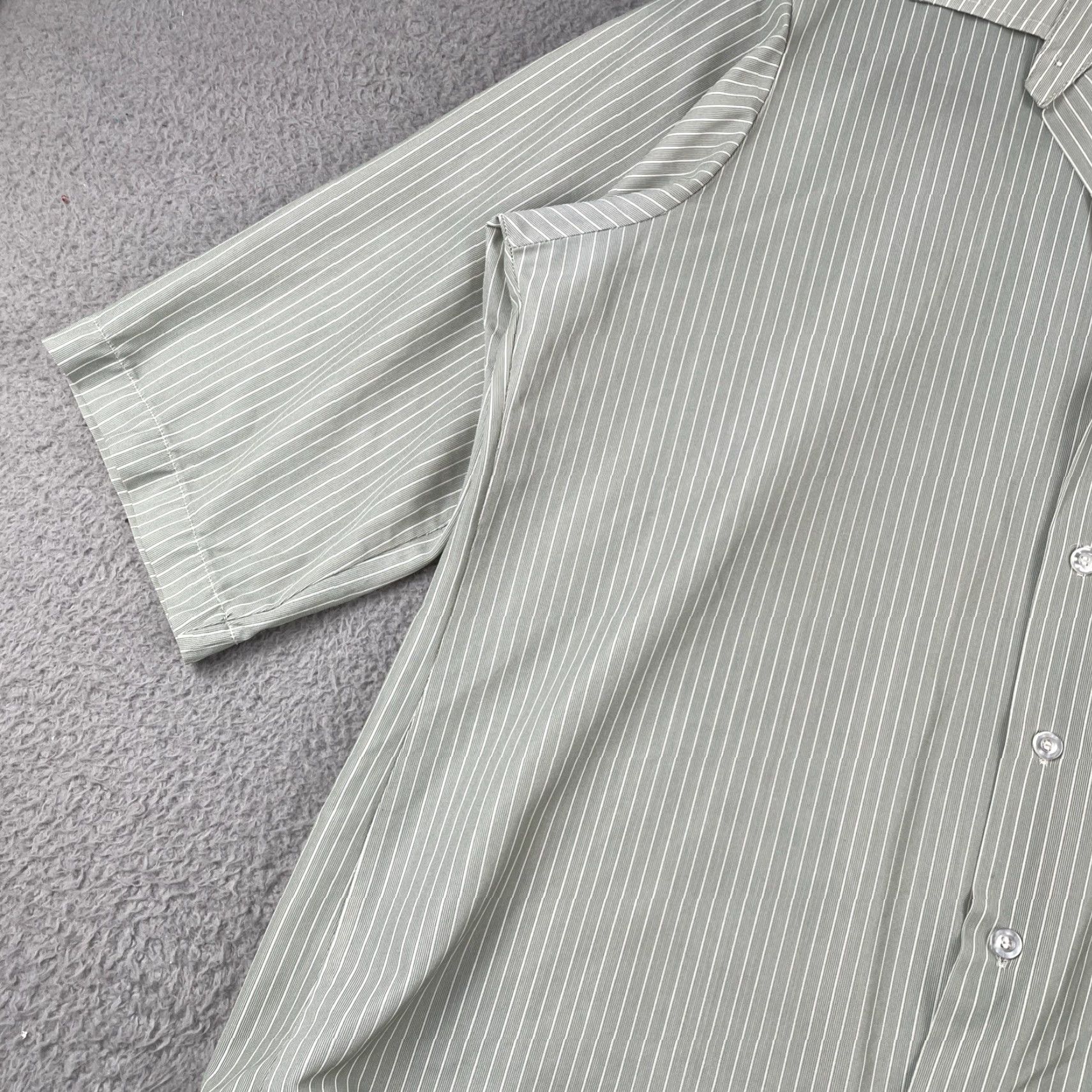 Van Heusen VINTAGE Van Heusen Shirt Mens Large Button-Up Mossy Green Striped 70s Size US L / EU 52-54 / 3 - 5 Thumbnail