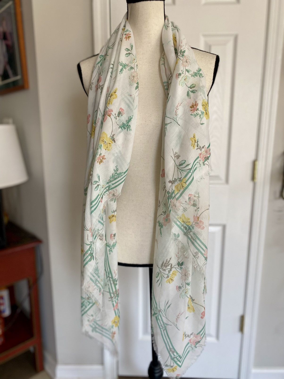 Other BEAUTIFUL VINTAGE LARGE FRAYED FLORAL SHAWL SCARF Size ONE SIZE - 3 Thumbnail