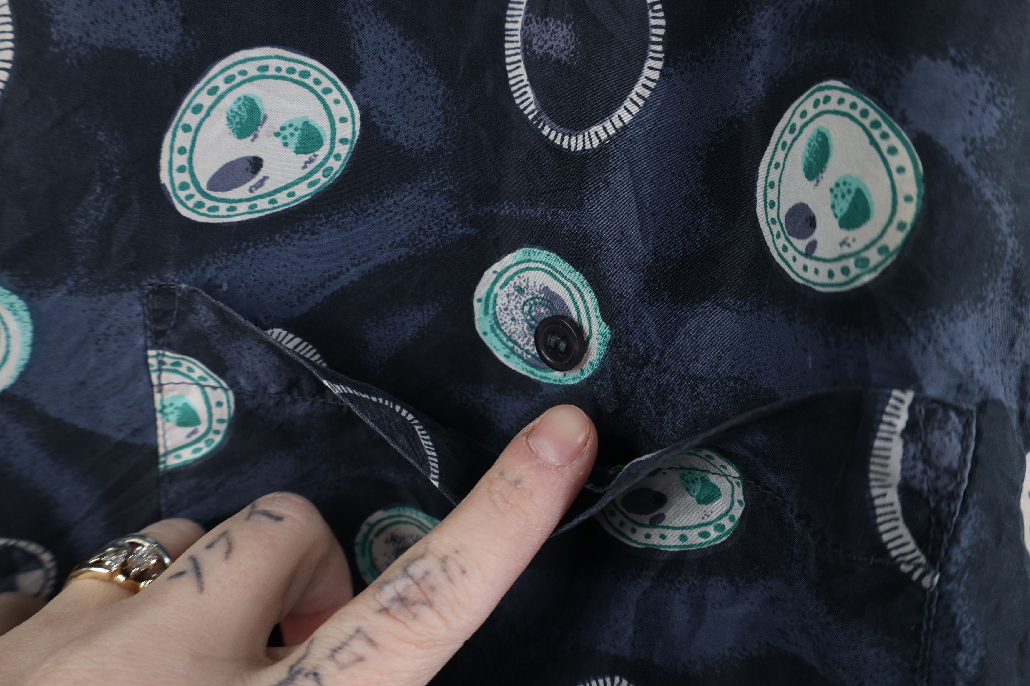 Vintage Vintage 90s Streetwear Geometric Silk Baggy Button Shirt Size US M / EU 48-50 / 2 - 5 Thumbnail