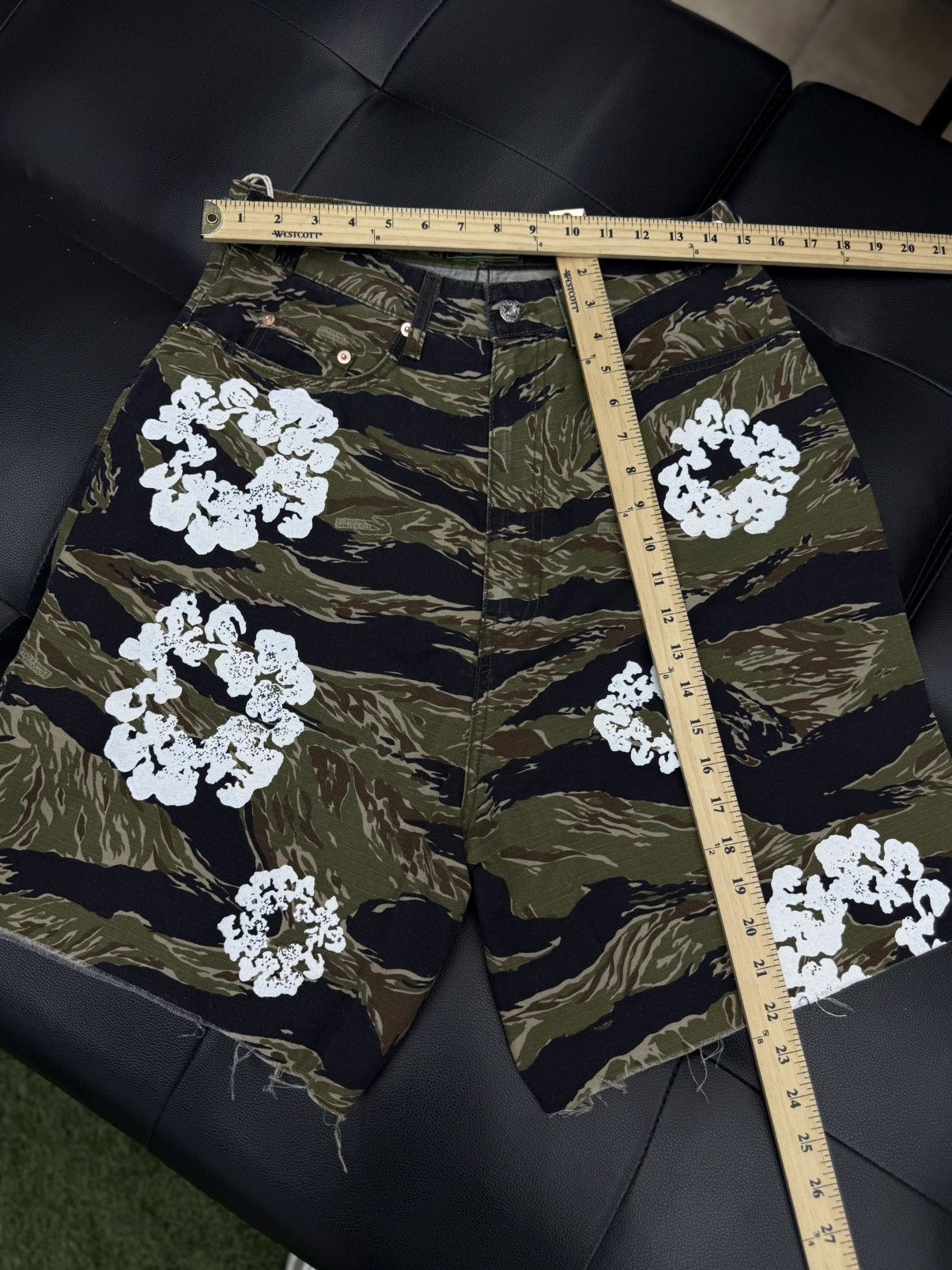 DENIM TEARS Denim Tears Cotton Wreath 2025 Shorts Size S Camo (NEW) Size US 29 - 6 Thumbnail