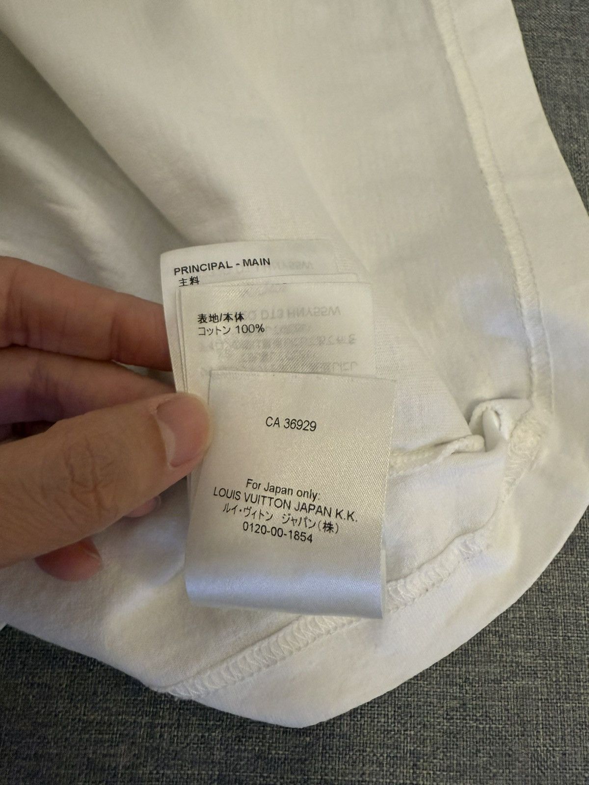 Louis Vuitton Louis Vuitton embossed LV logo white t shirt L Size US L / EU 52-54 / 3 - 10 Thumbnail