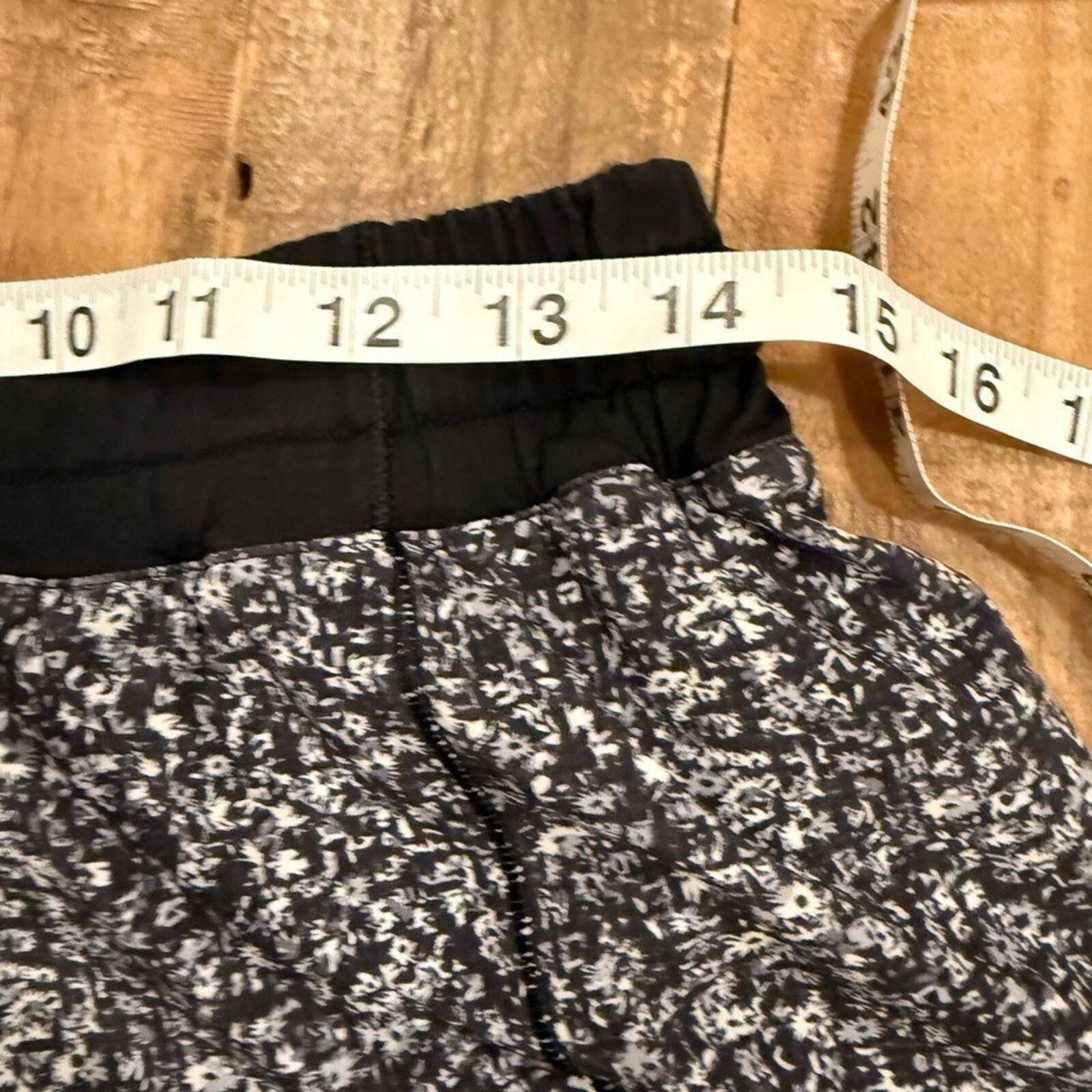 Lululemon Lululemon Hotty Hot Shorts 2.5" Daisy Dust Alpine 8 Size 30" / US 8 / IT 44 - 10 Thumbnail
