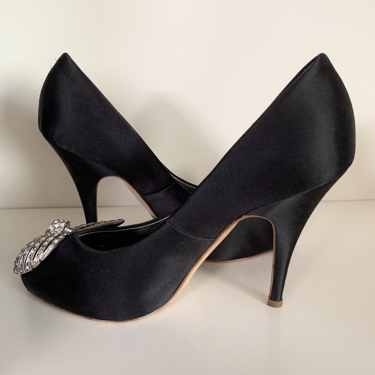 Giuseppe Zanotti Giuseppe Zanotti crystal bow black satin pumps Size US 6 / IT 36 - 11 Thumbnail