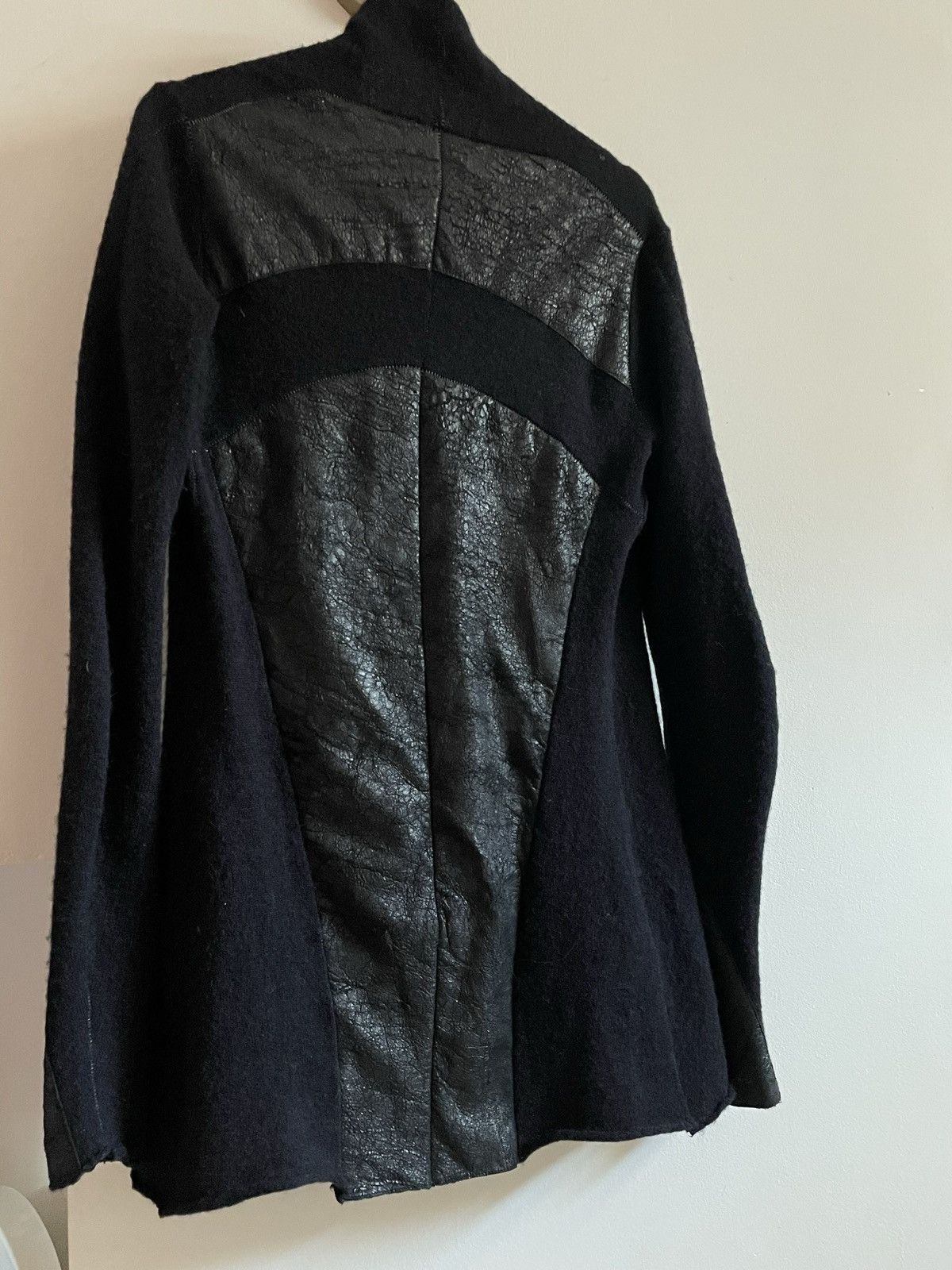 10sei0otto Avant-Garde Blistered Leather Patch Wool Cardigan