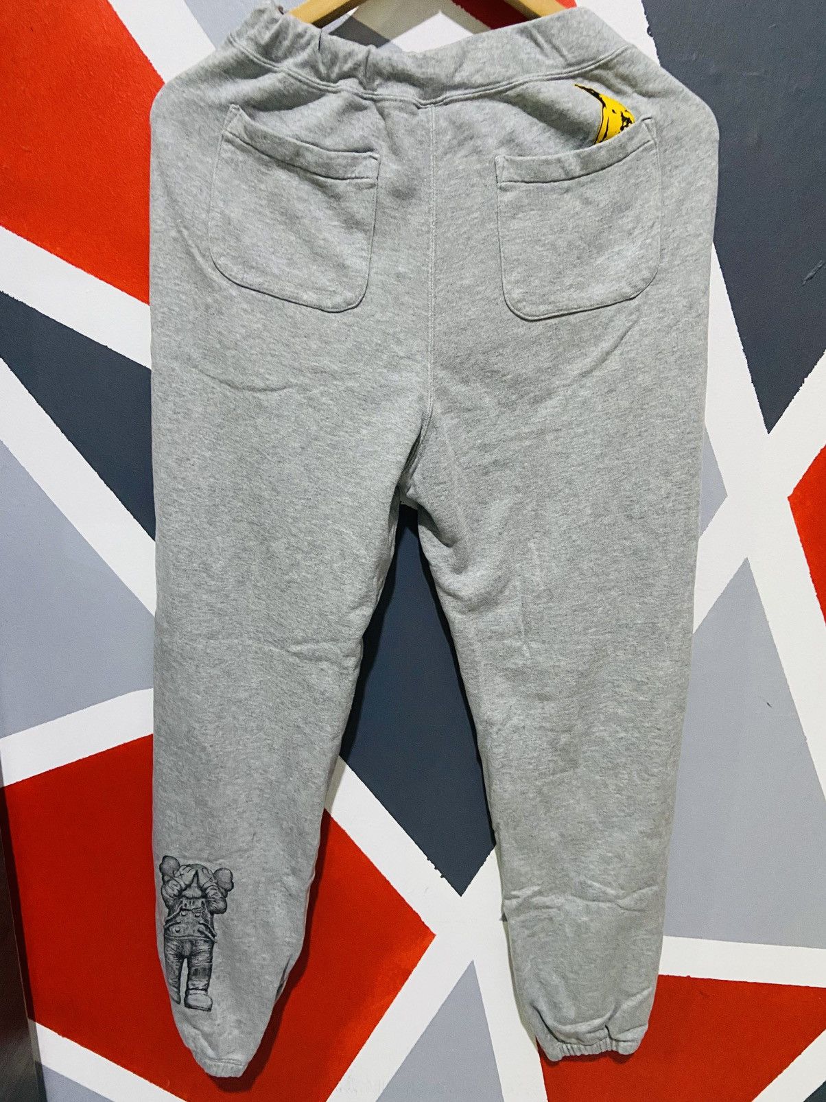 Andy Warhol × Kaws × Uniqlo Uniqlo X Kaws X Andy Warhol Sweatpants Size US 29 - 4 Thumbnail