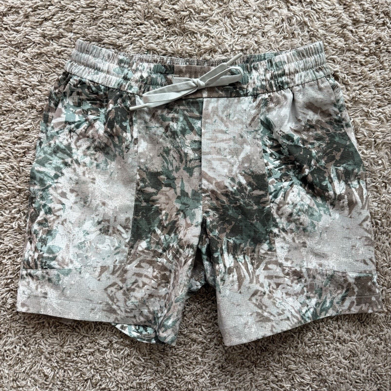 Lululemon LuluLemon Bowline Shorts 5” Inseam White Green Size Small Size US 30 / EU 46 - 2 Thumbnail