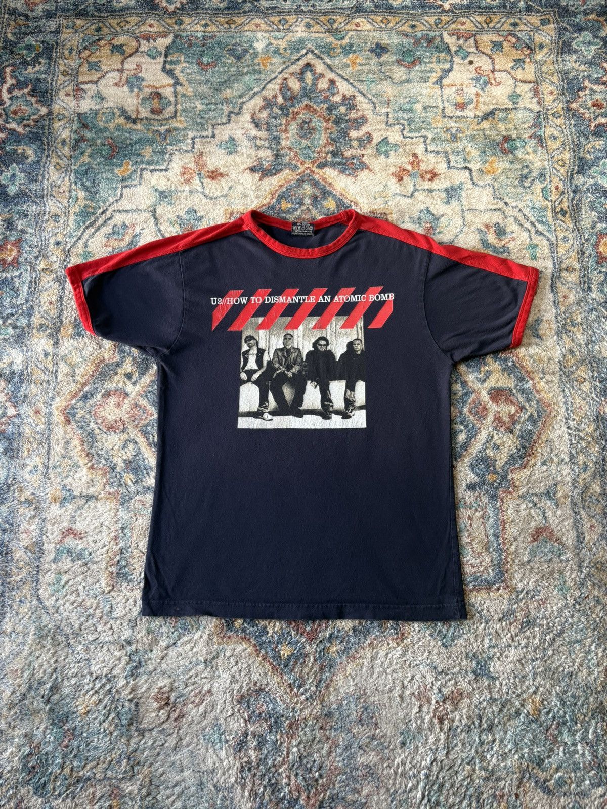 Band Tees Vintage U2 How To Dismantle An Atomic Bomb Band T-shirt Size US M / EU 48-50 / 2 - 1 Thumbnail