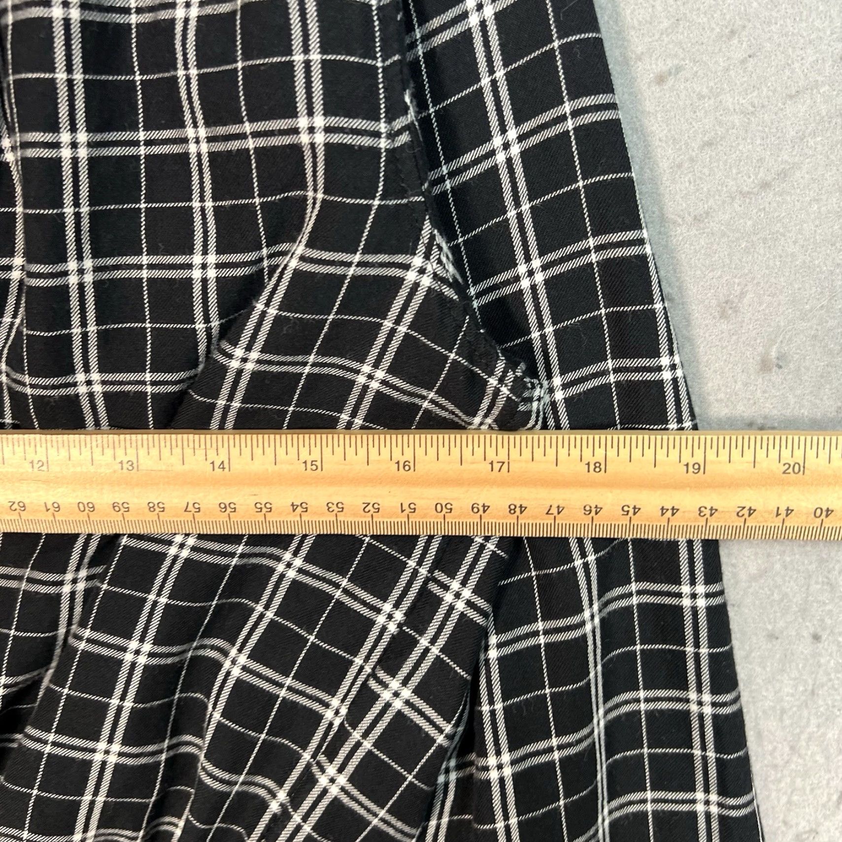 Abercrombie & Fitch Abercrombie & Fitch Women XS White Black Plaid Boho Long Sleeve V-Neck Wrap Top Shirt Adult XS Bohemian Pattern Plaid Black White Casual Mens? Size XS / US 0-2 / IT 36-38 - 2 Thumbnail