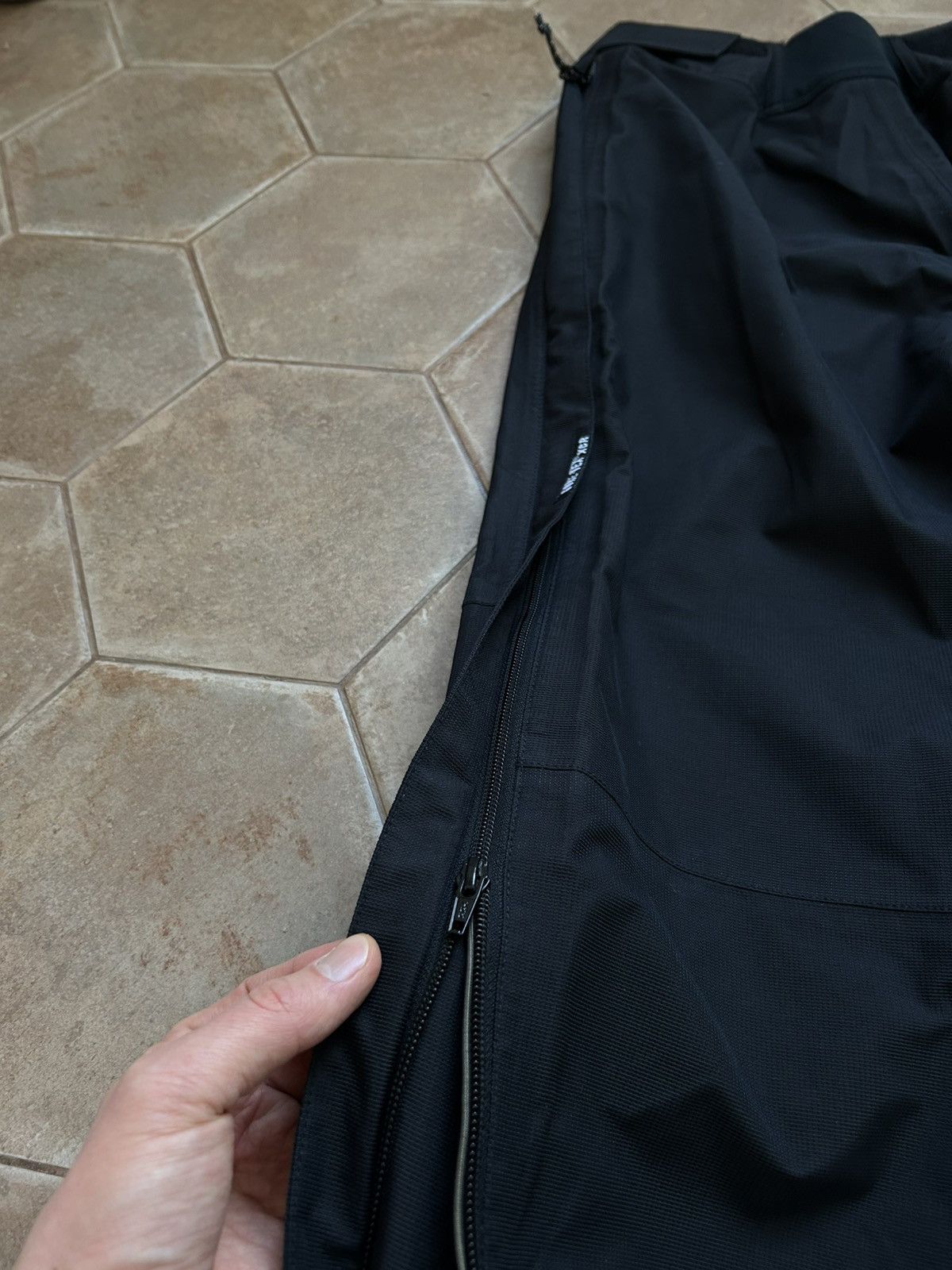 Mountain Hardwear Mountain hardwear gore tex xcr outdoor pants Size 30" / US 8 / IT 44 - 7 Thumbnail