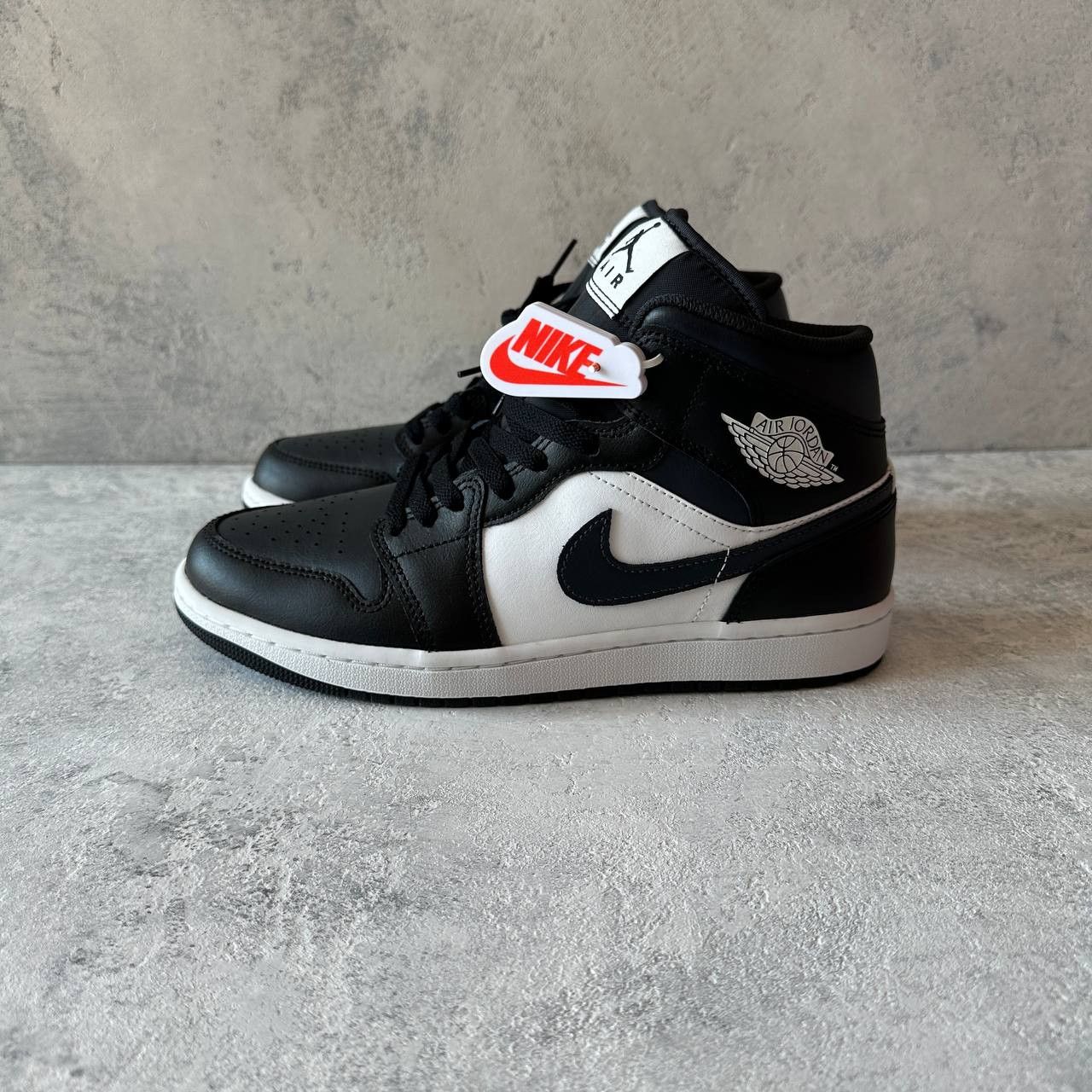 Jordan Brand Air Jordan 1 Mid 'Off Noir Toe' DQ8426-010 Size 42,5 Size US 9 / EU 42 - 4 Thumbnail