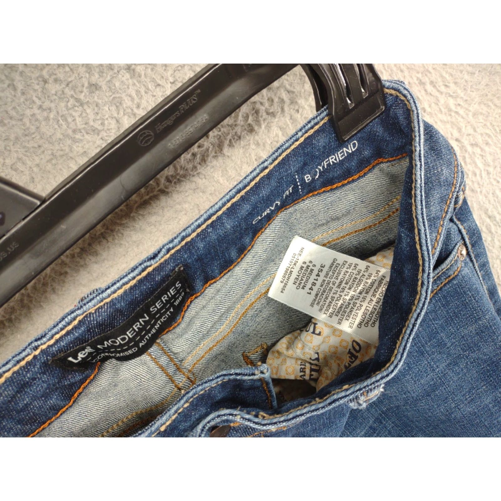 Lee Lee Modern Series Curvy Fit Boyfriend Jeans Women's Size 6 Medium Blue Denim 5-Pocket - Regular Rise Cotton Blend Shirt? Size 28" / US 6 / IT 42 - 4 Thumbnail