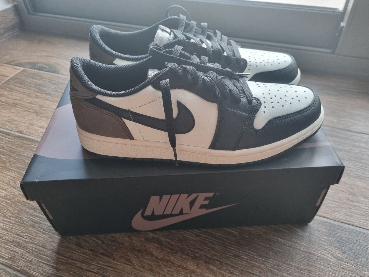 Nike Jordan Air 1 Retro Low Og Mocha Size US 9.5 / EU 42-43 - 2 Thumbnail