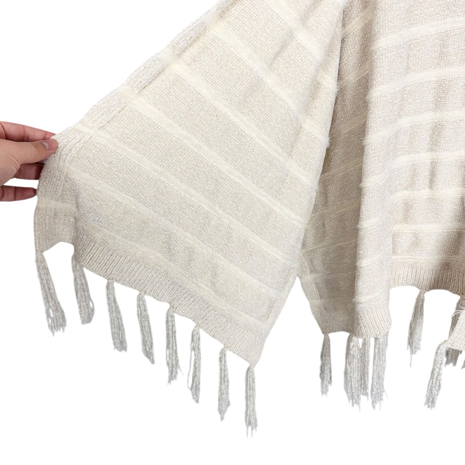Anthropologie Anthropologie Miette Chenille Cozy Kimono Fringe Trim Ecru Size ONE SIZE - 9 Thumbnail