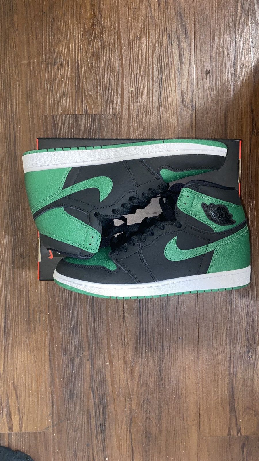 Jordan Brand Air Jordan 1 Retro High OG 2020 Pine Green Size US 11 / EU 44 - 1 Thumbnail