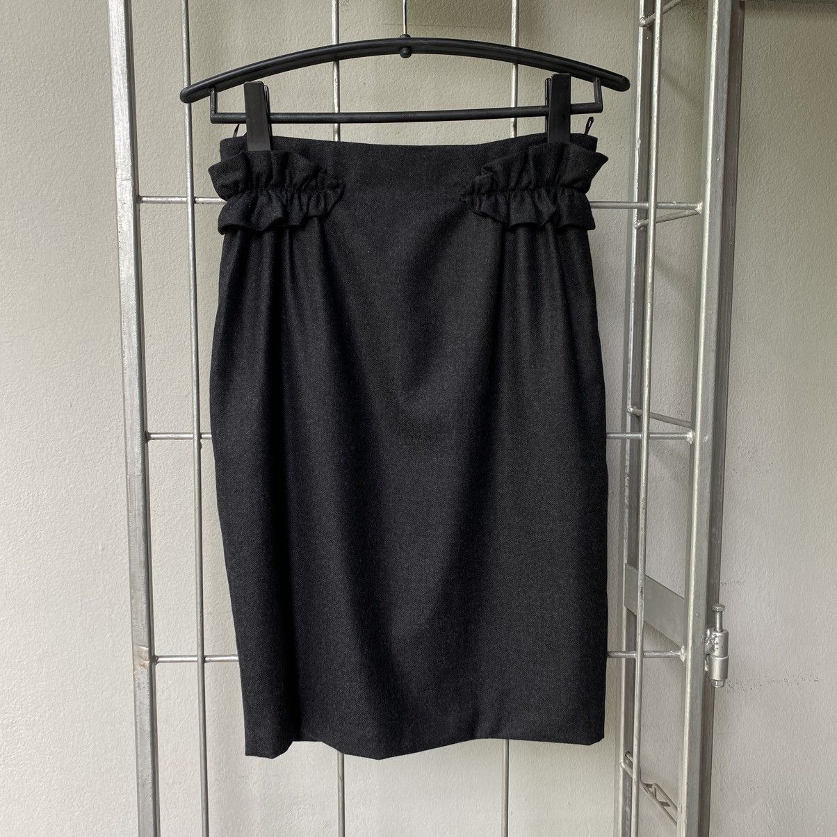 Moschino MOSCHINO Black Pencil Skirt with Side Ruffles Size 28" / US 6 / IT 42 - 4 Thumbnail