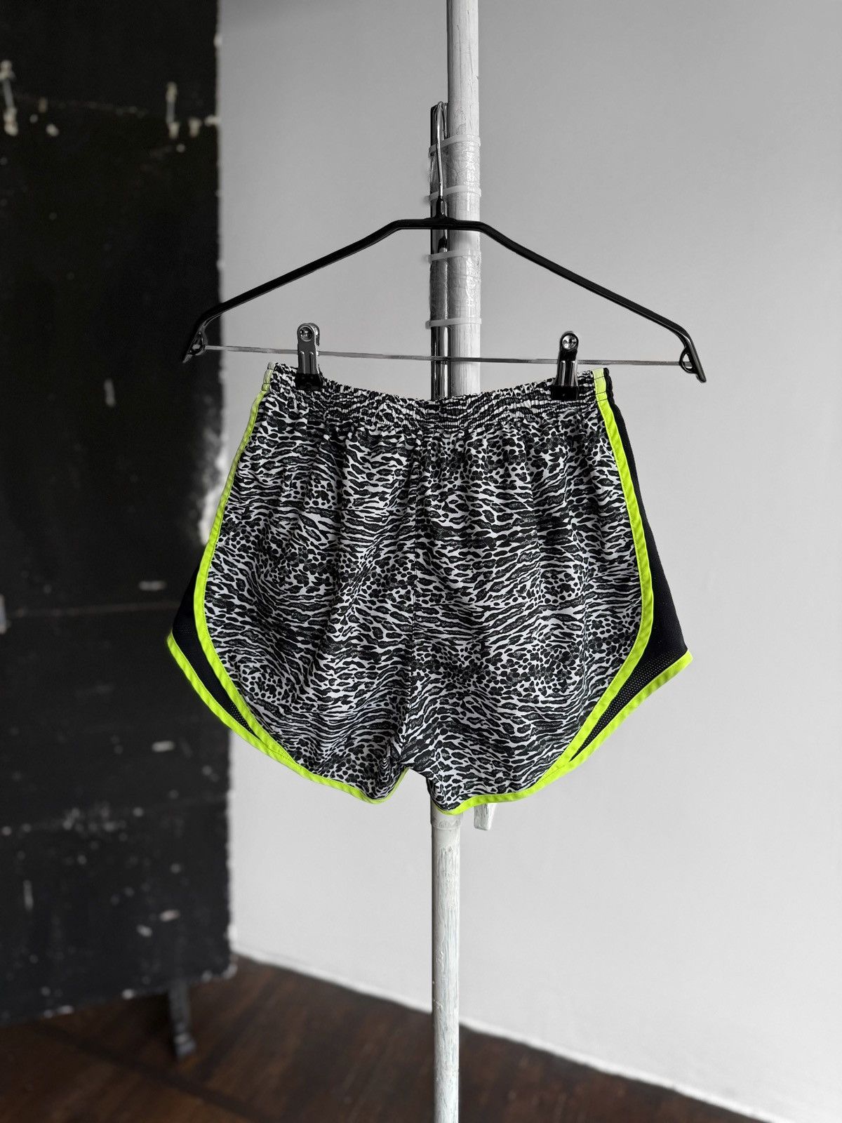 Nike Nike Dri-FIT Tempo Womens Mini Shorts Small Swoosh Size 26" / US 2 / IT 38 - 2 Thumbnail