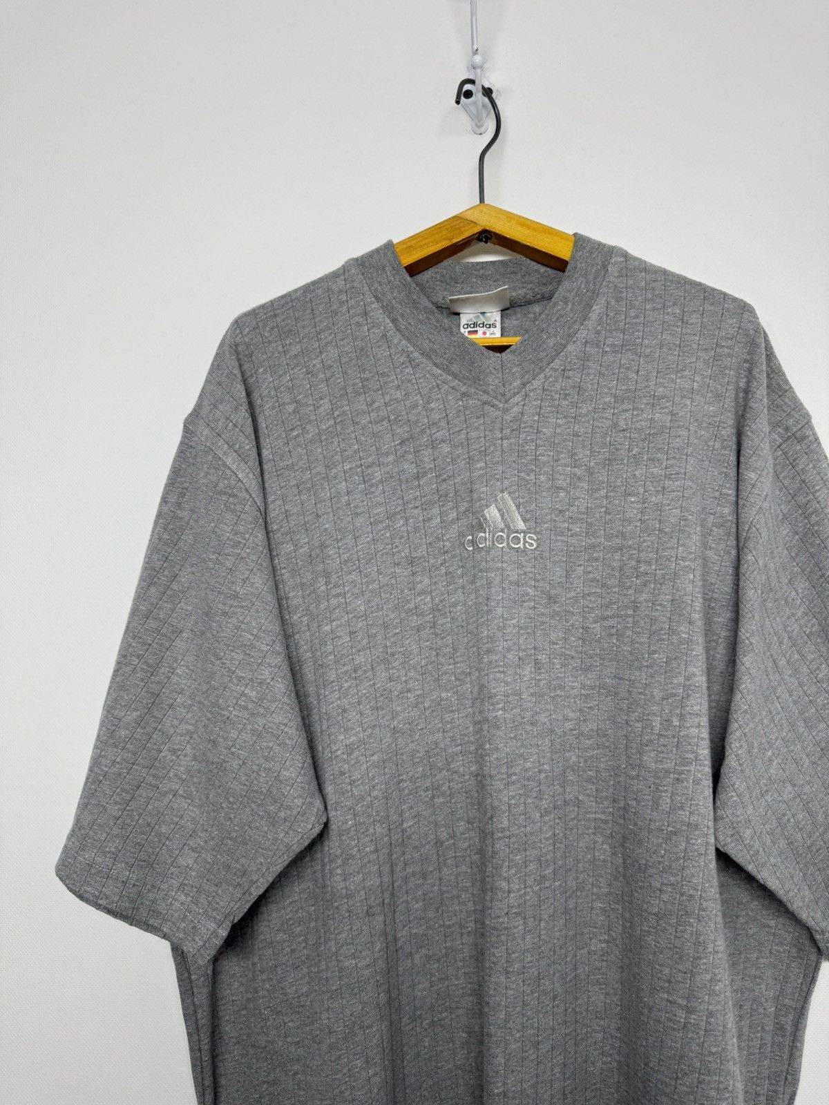 Adidas Vintage 90s Adidas v-neck ribbed T-Shirt logo in beige Size US L / EU 52-54 / 3 - 1 Thumbnail