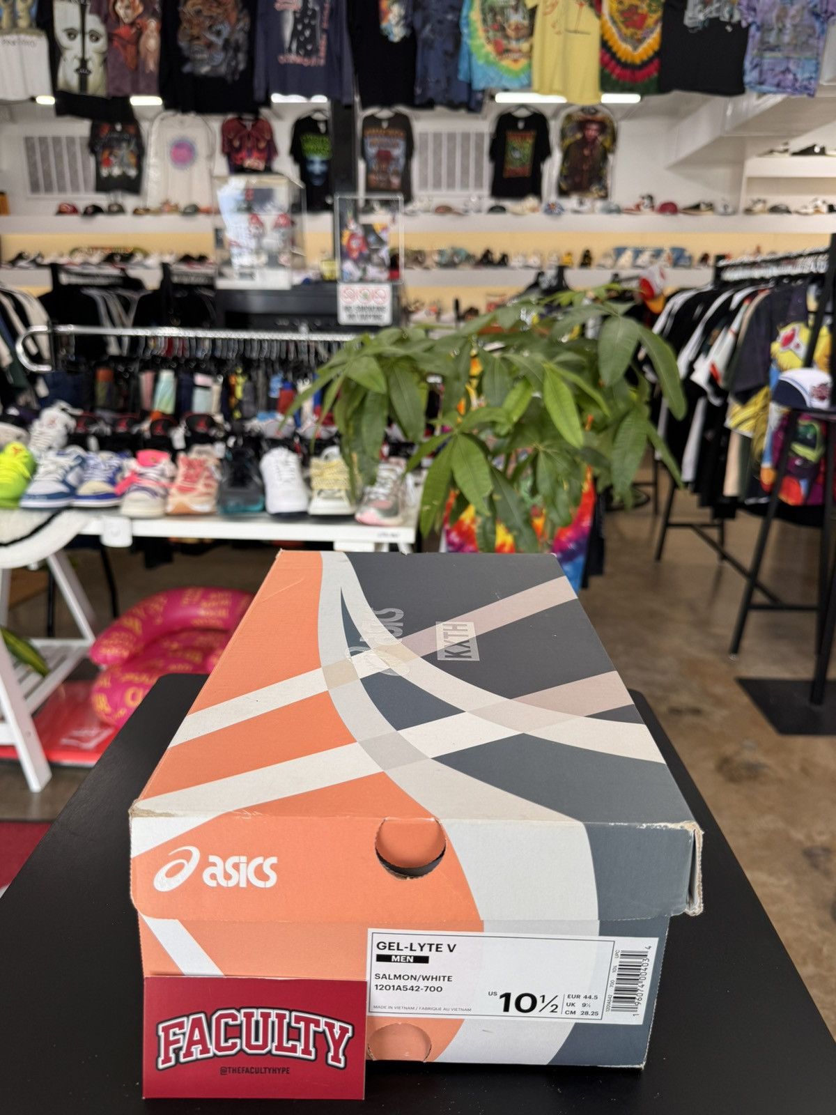Asics × Kith ASICS Gel-Lyte V Kith Salmon Toe Size 10.5 (2021) Size US 10.5 / EU 43-44 - 15 Thumbnail