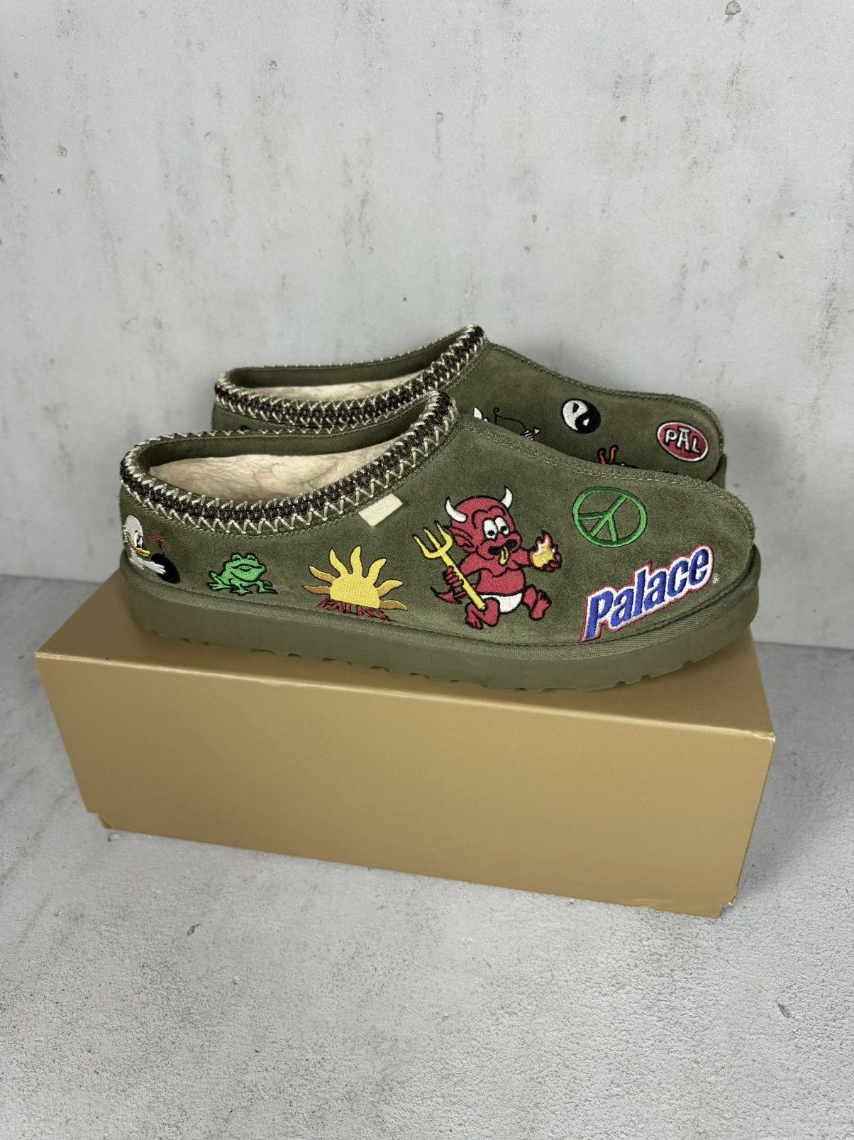 Palace × Ugg palace ugg tasman slipper burnt olive camo | Grailed