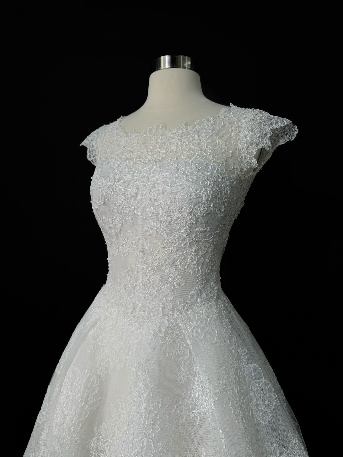Other Preloved US 2-4 Anna Augusta French corded lace Bridal Gown Size S / US 4 / IT 40 - 3 Thumbnail