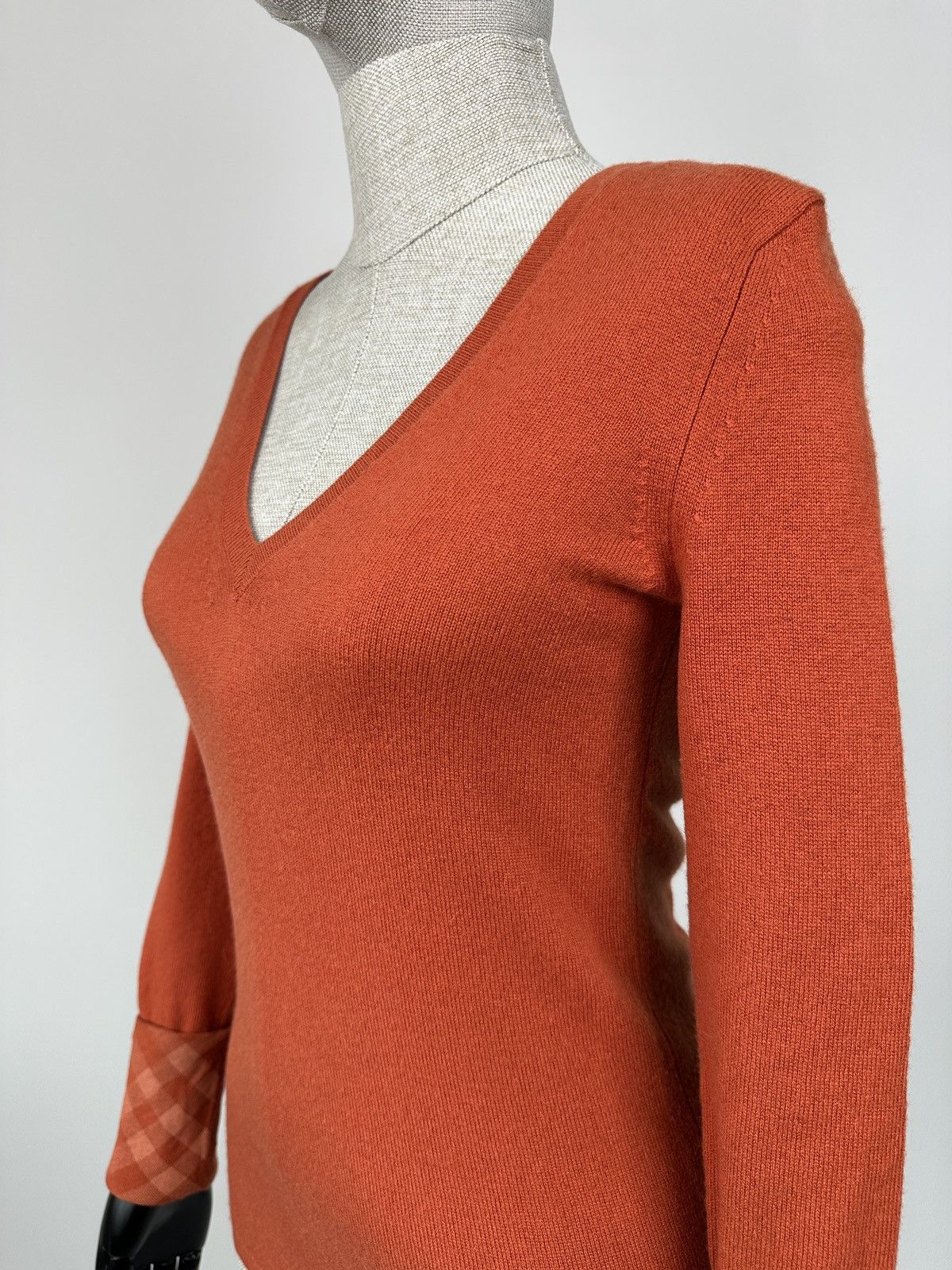 Burberry BURBERRY BRIT 100% Cashmere V-Neck Pulover Sweater Women’s Size XS / US 0-2 / IT 36-38 - 8 Thumbnail