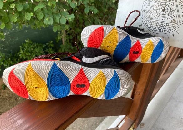 Nike Nike Kyrie Erving (Friends) Size US 10 / EU 43 - 4 Thumbnail