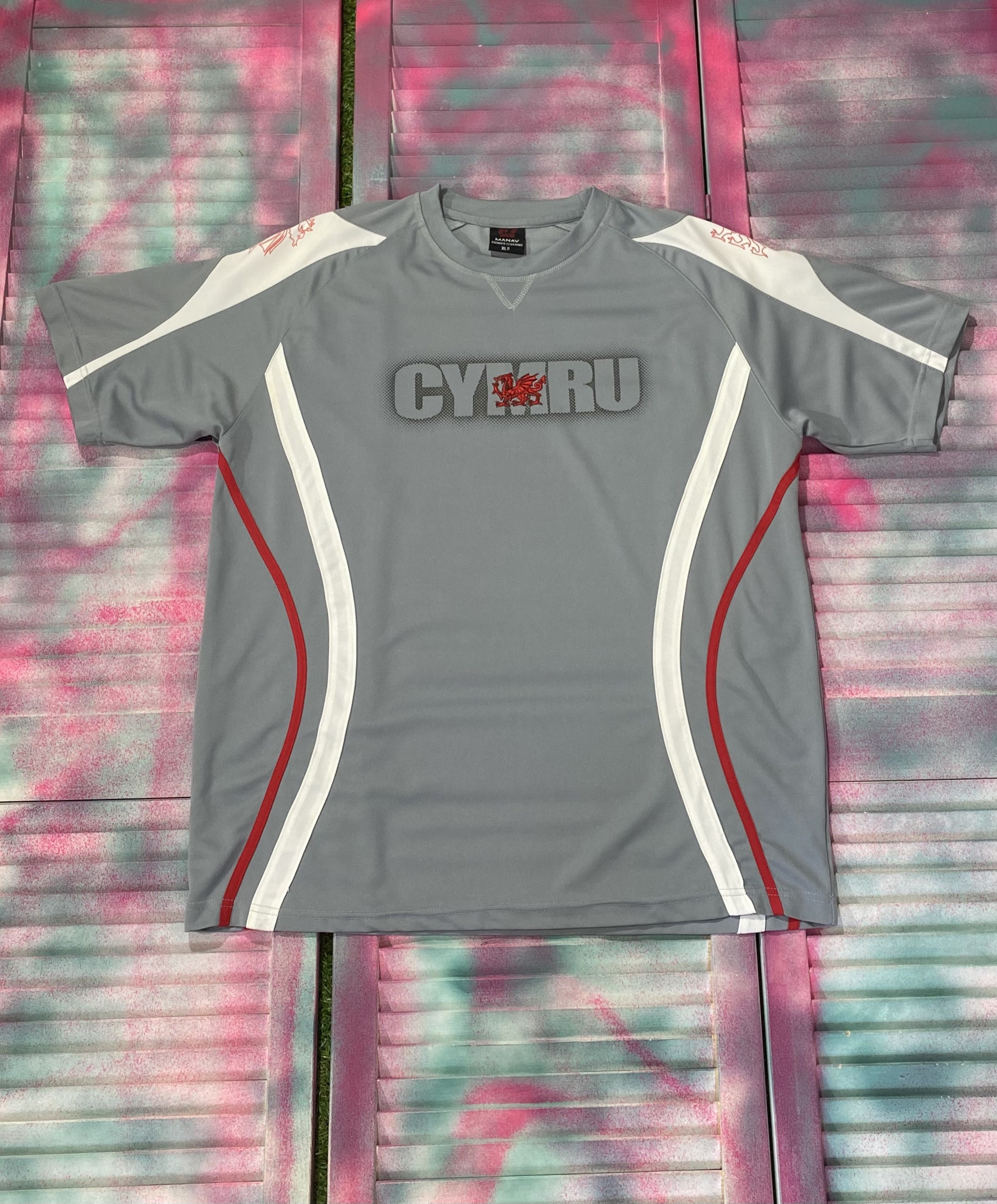 Vintage Vintage Y2K WALES Cymru Rugby Dragon T-shirt Size US XL / EU 56 / 4 - 1 Thumbnail