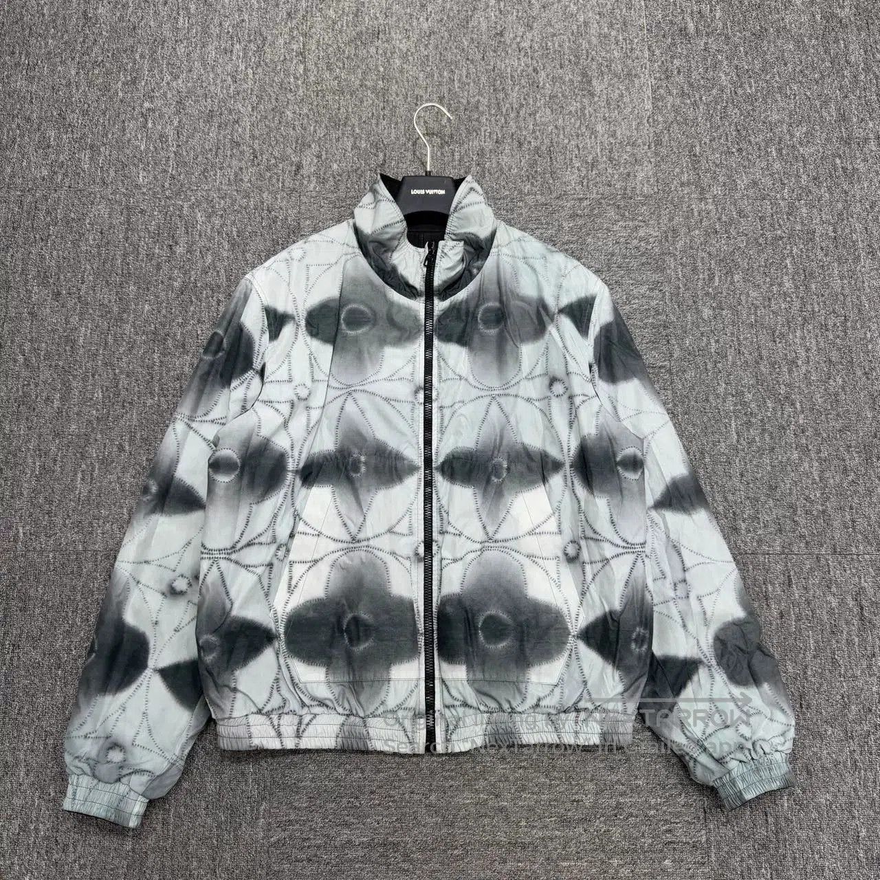 Louis Vuitton louis vuitton reversible ink flower leather jacket. Size US L / EU 52-54 / 3 - 2 Thumbnail