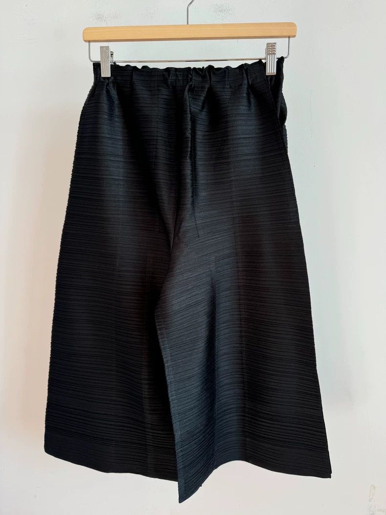 Issey Miyake Issey Miyake size:3 Black pleated skirt Size 22" - 1 Thumbnail
