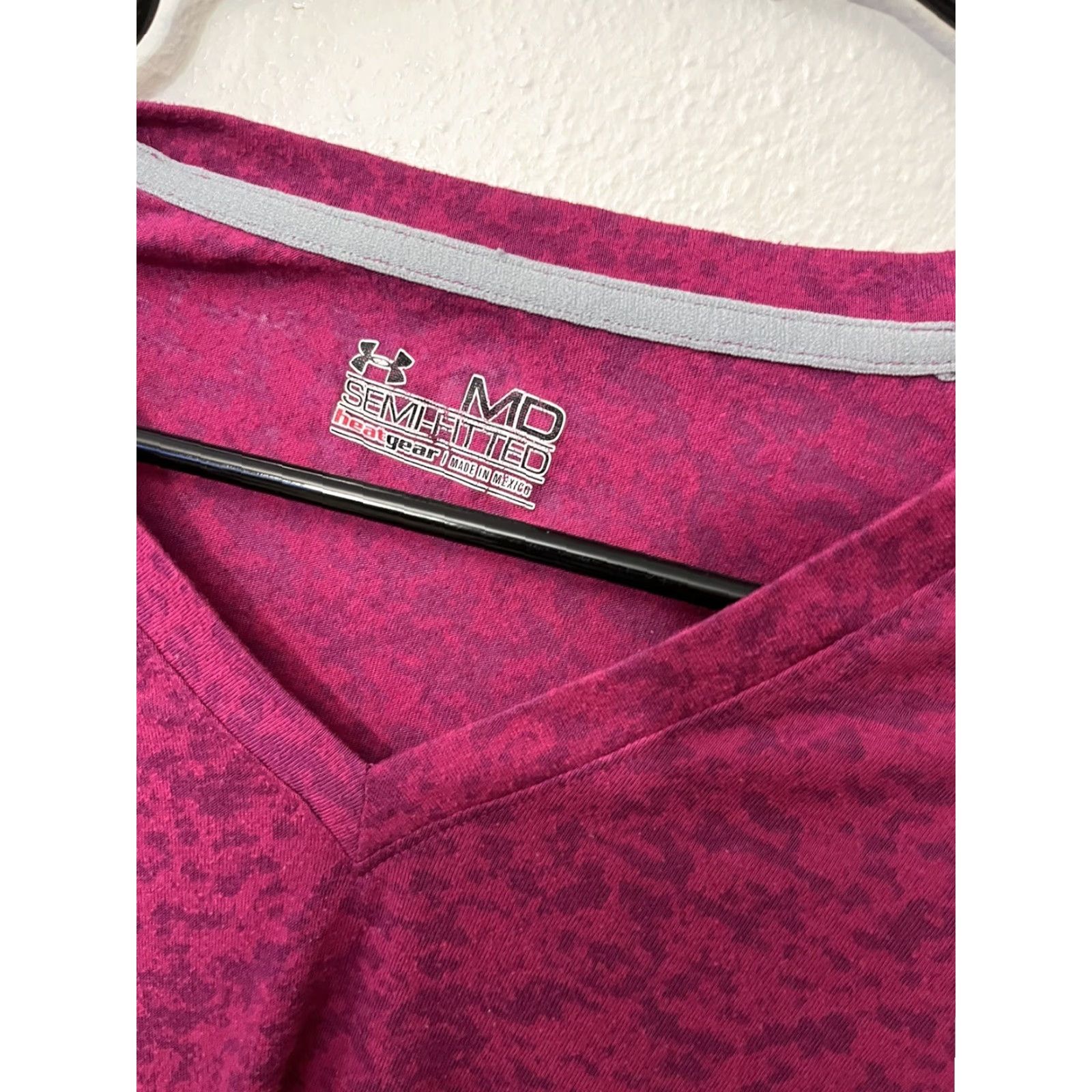 Under Armour Under Armour Womens Semi Fitted Heatgear M Pink Short Sleeve V Neck Size 32" / US 10 / IT 46 - 3 Thumbnail