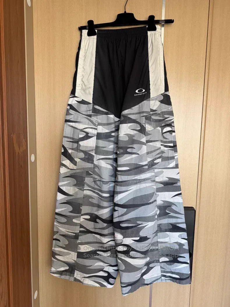 Balenciaga Balenciaga size XS Camouflage patched cargo pants Size US 30 / EU 46 - 1 Thumbnail