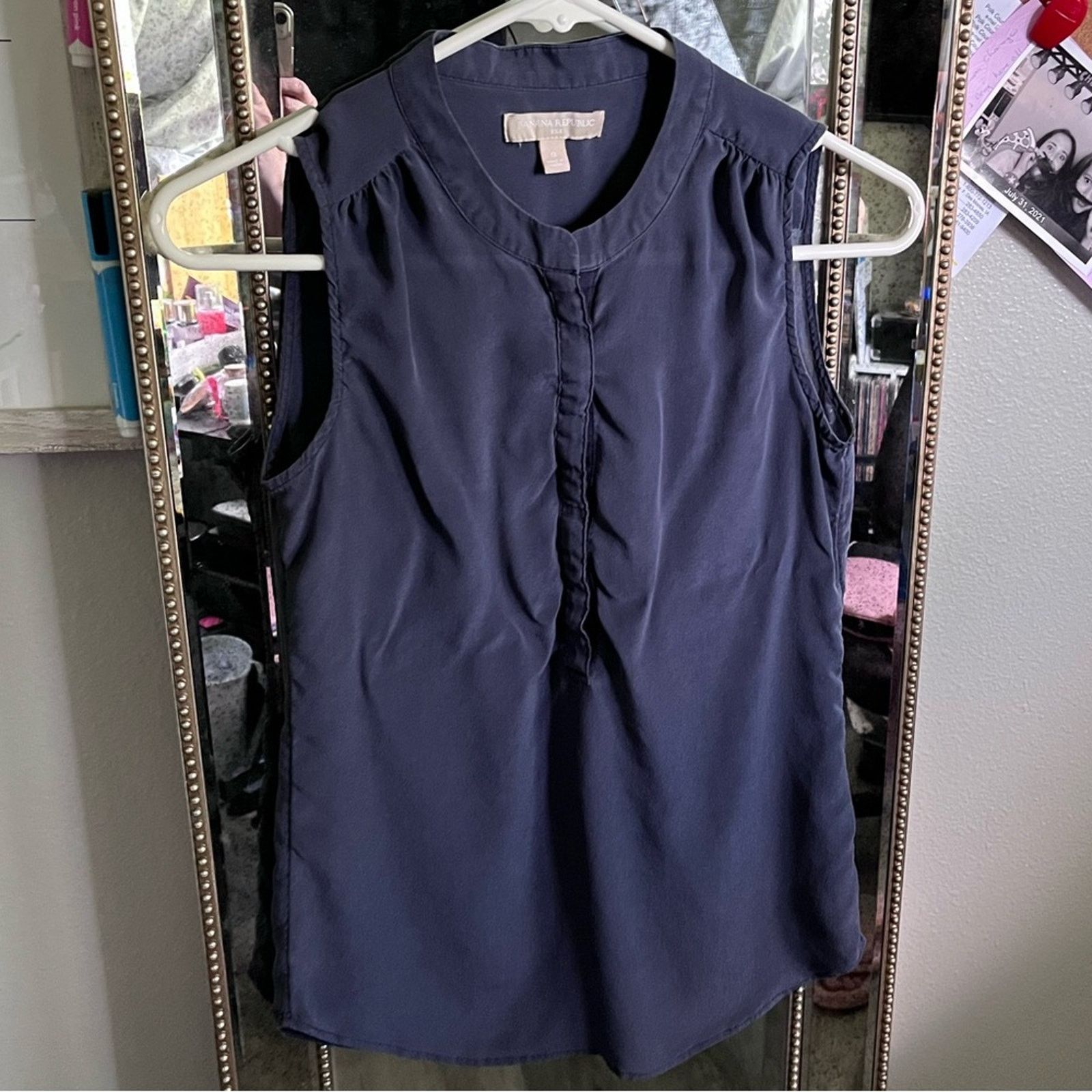 Banana Republic Elegant Banana Republic Navy Sleeveless silk top size 0 Size XS / US 0-2 / IT 36-38 - 1 Thumbnail