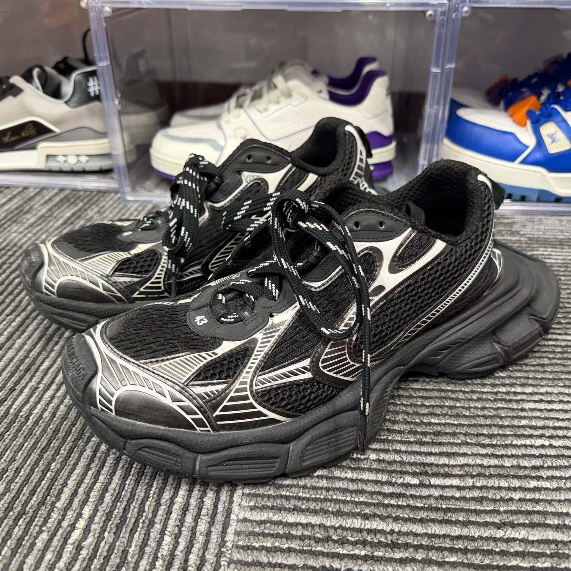 Balenciaga Balenciaga Black Lowtop Sneakers 9 Men Size US 9 / EU 42 - 1 Thumbnail